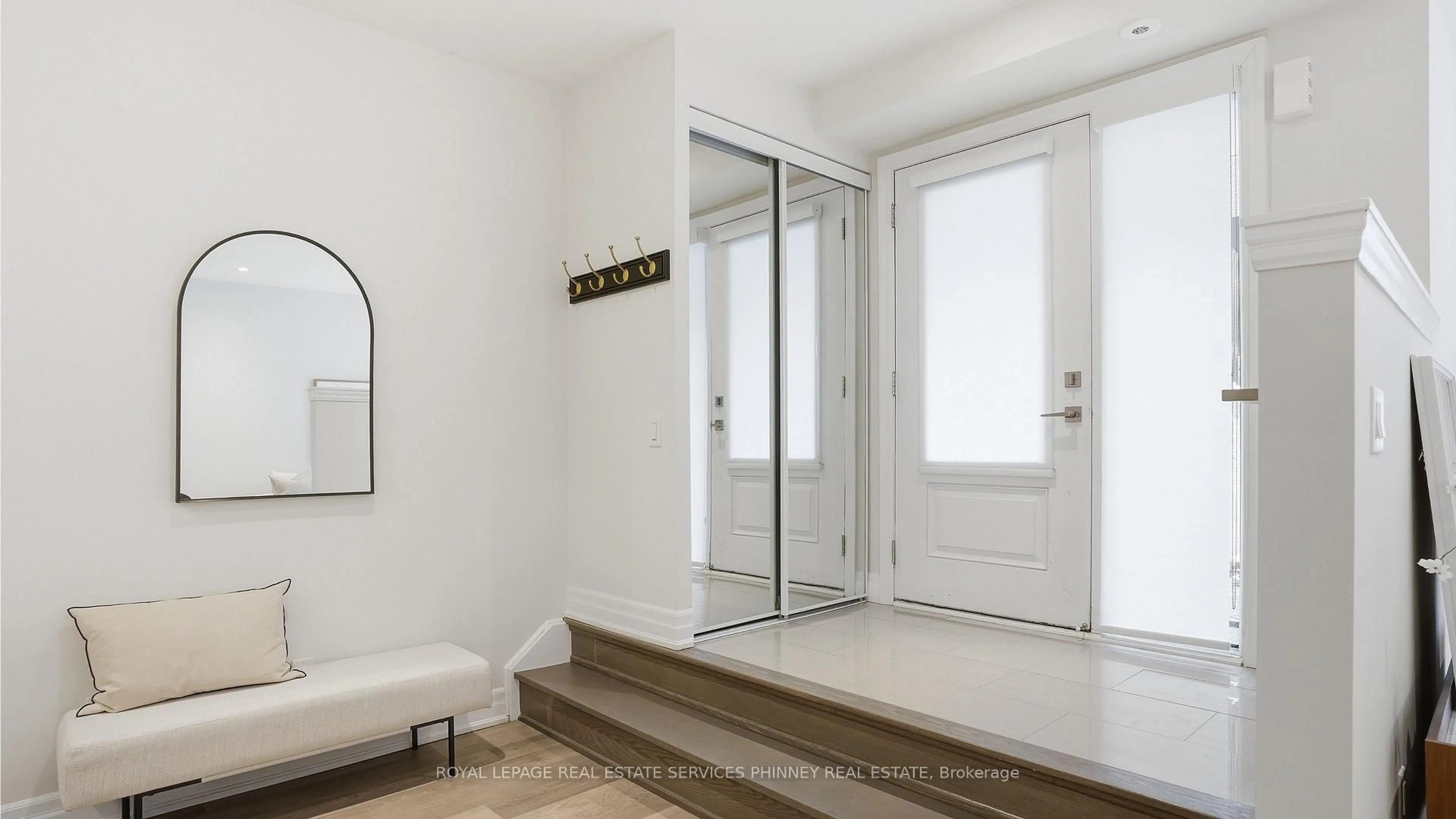 Indoor entryway for 652 Cricklewood Dr #201, Mississauga Ontario L5G 0A5