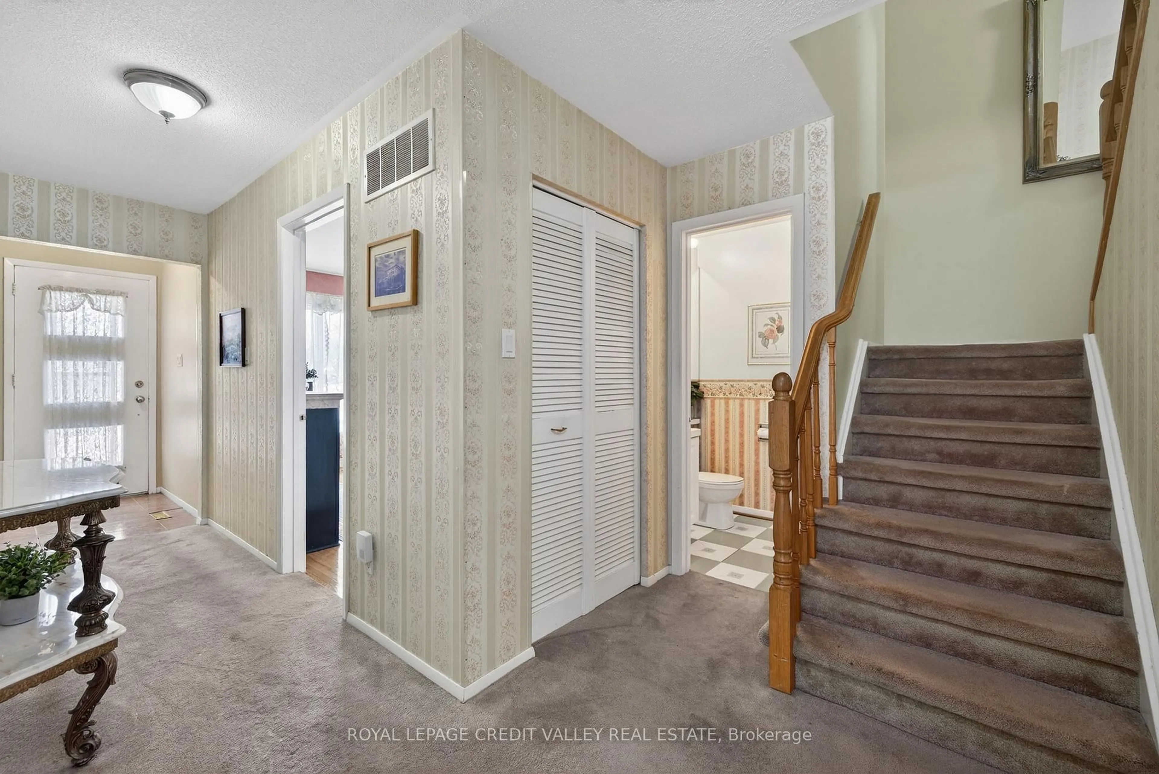 Indoor entryway for 2305 Delkus Cres, Mississauga Ontario L5A 1K8