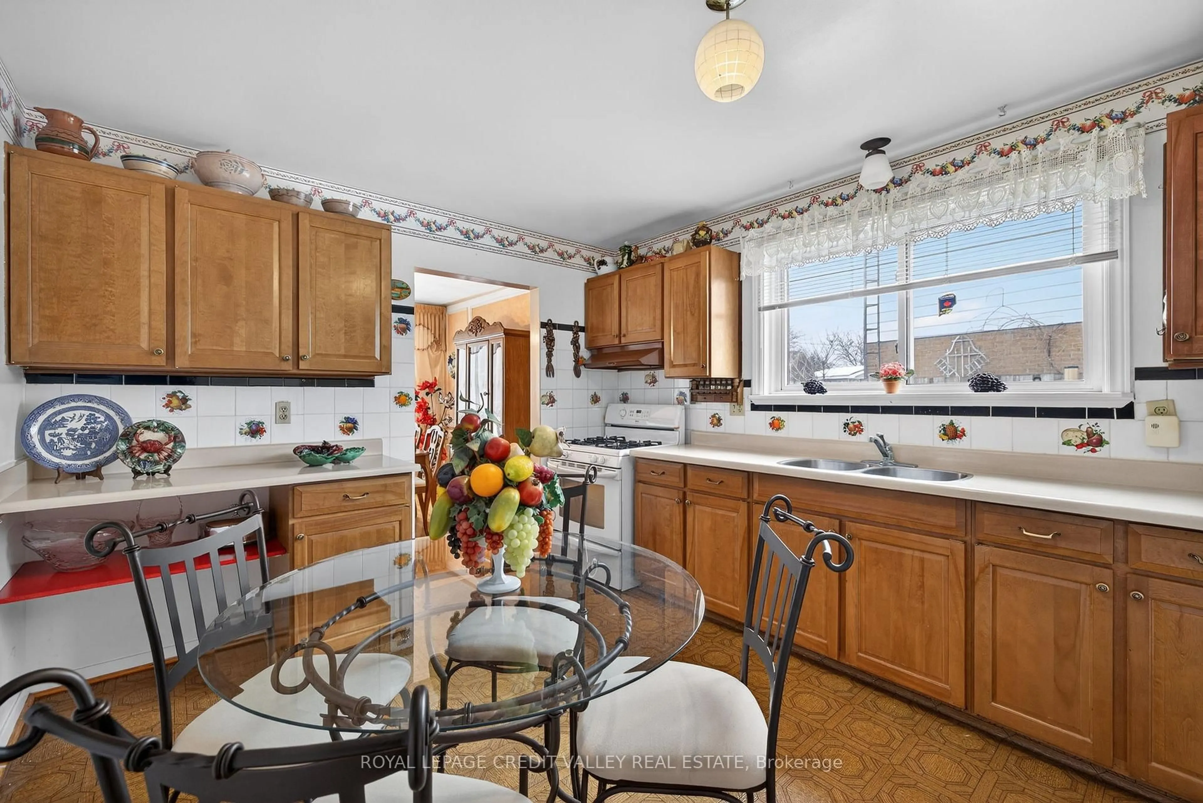 Standard kitchen, ceramic/tile floor for 2305 Delkus Cres, Mississauga Ontario L5A 1K8