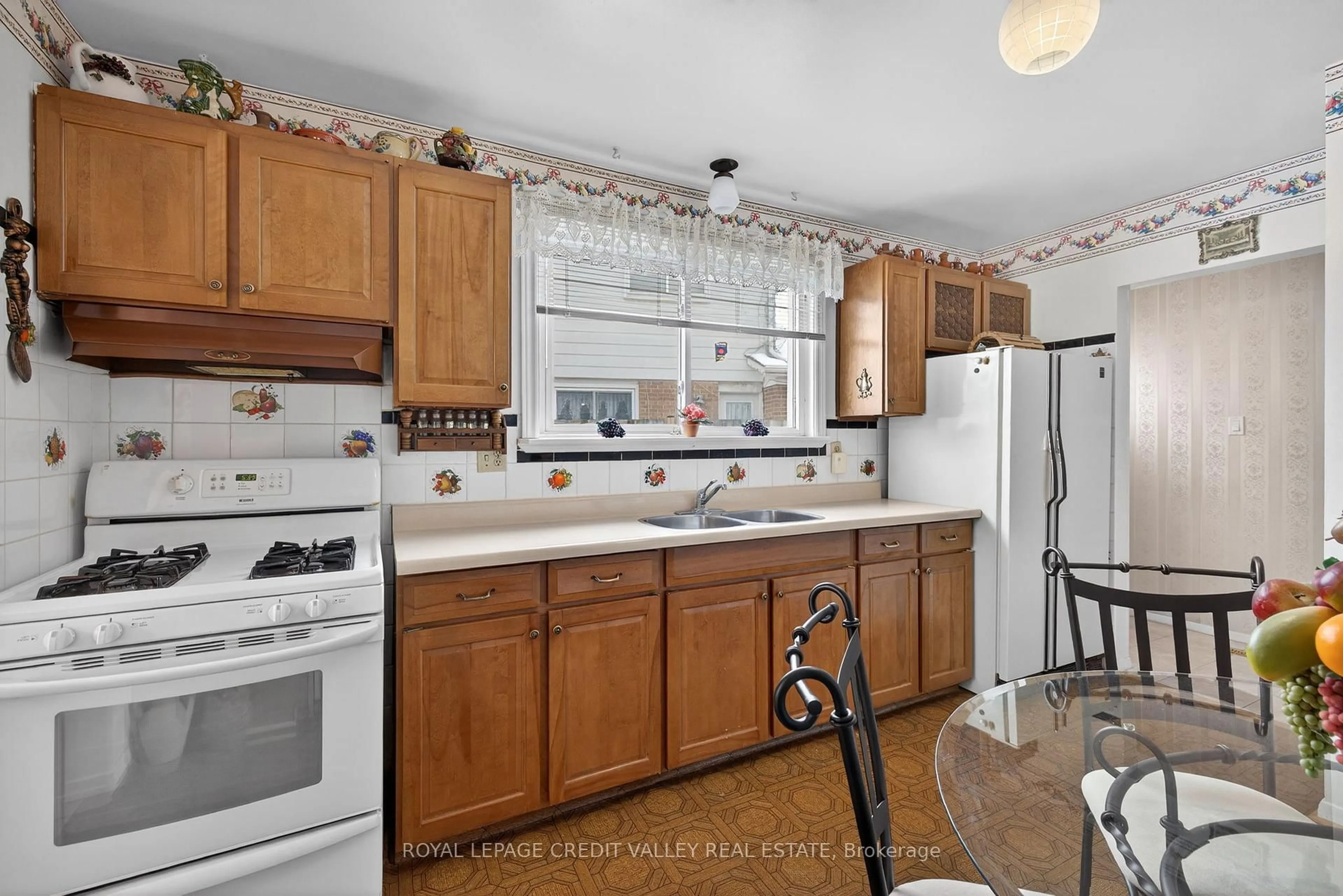 Standard kitchen, unknown for 2305 Delkus Cres, Mississauga Ontario L5A 1K8