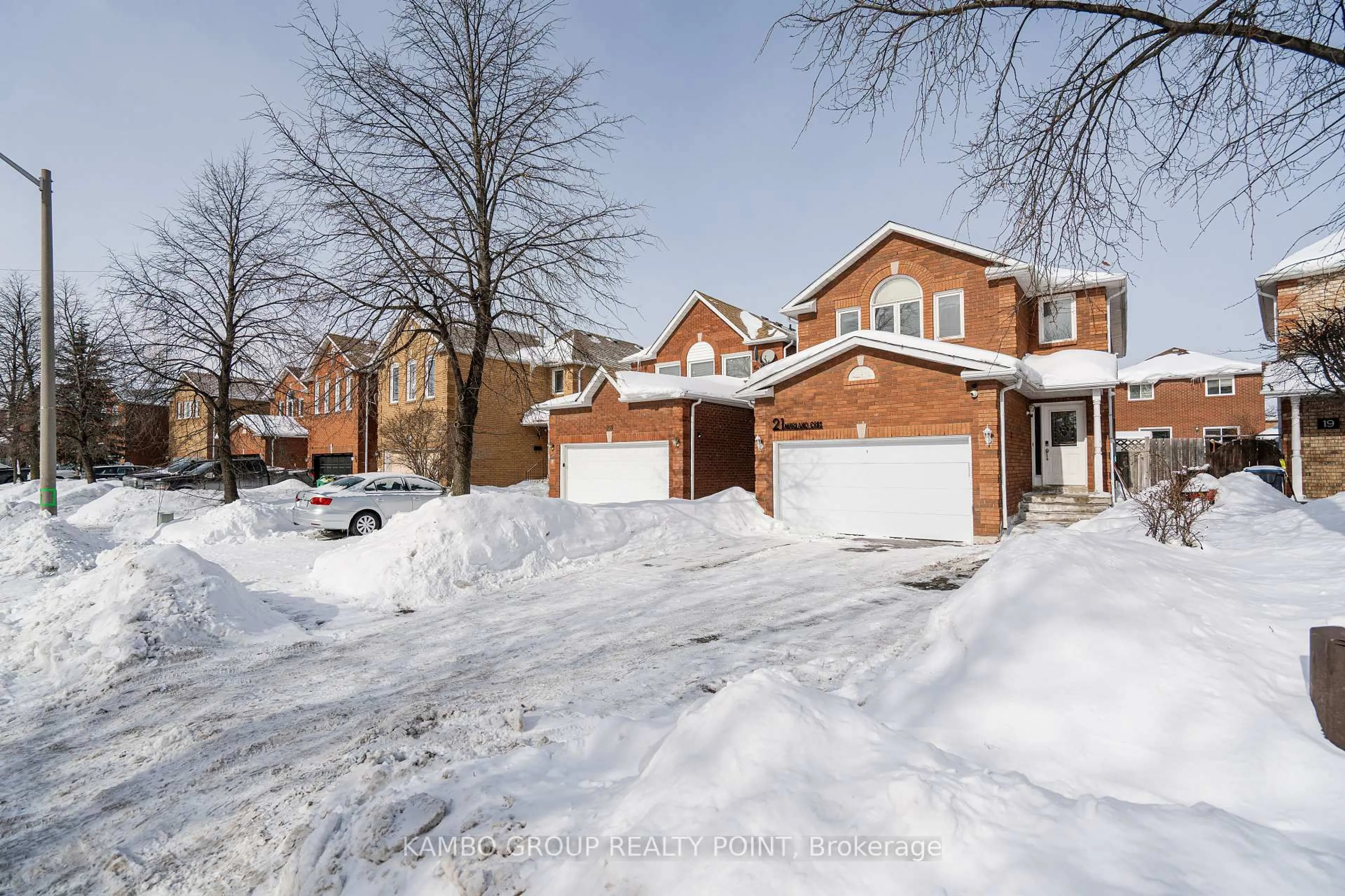 A pic from outside/outdoor area/front of a property/back of a property/a pic from drone, street for 21 Muirland Cres, Brampton Ontario L6X 4P4
