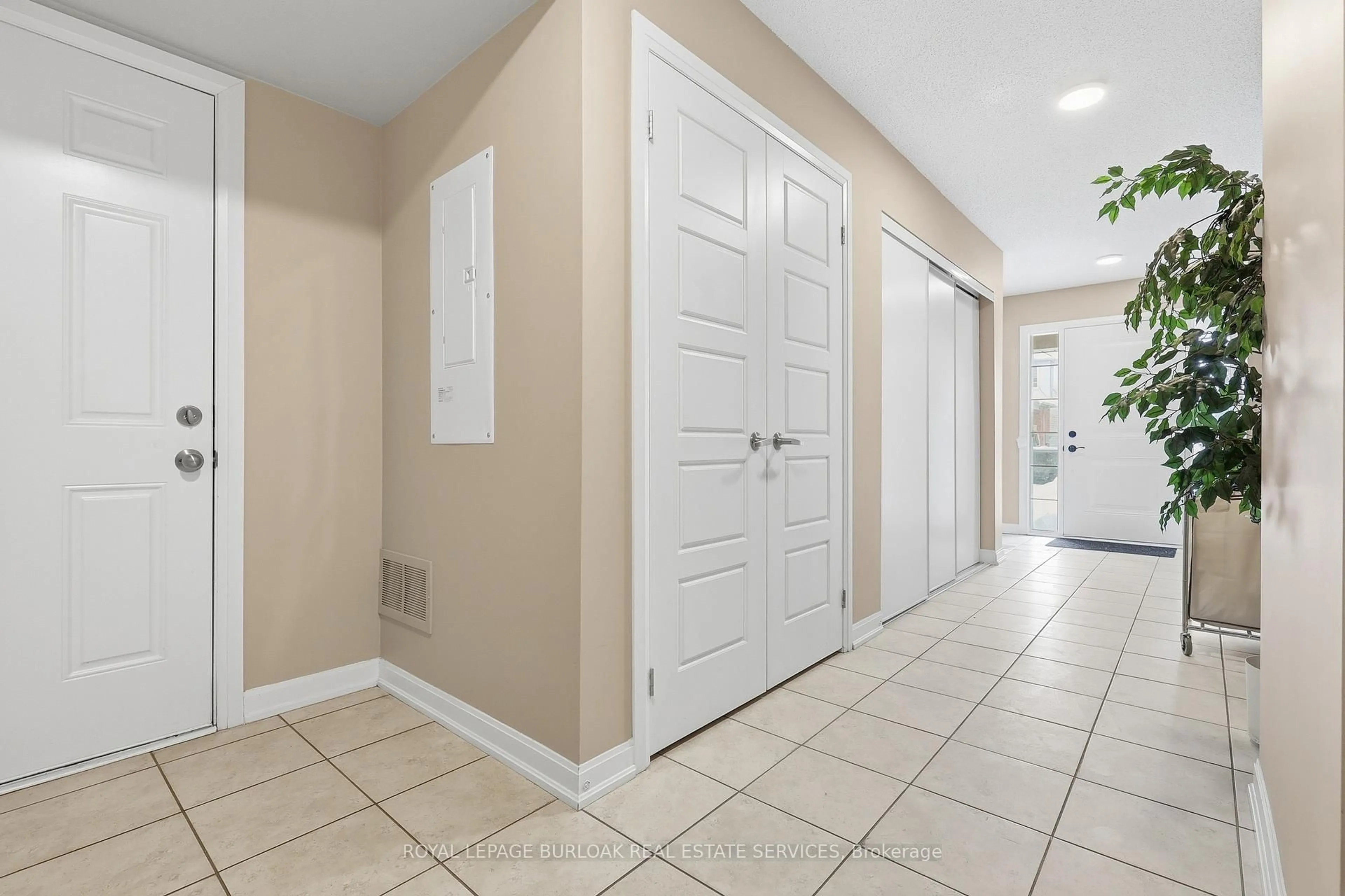 Indoor entryway for 165 Hampshire Way #134, Milton Ontario L9T 8M7