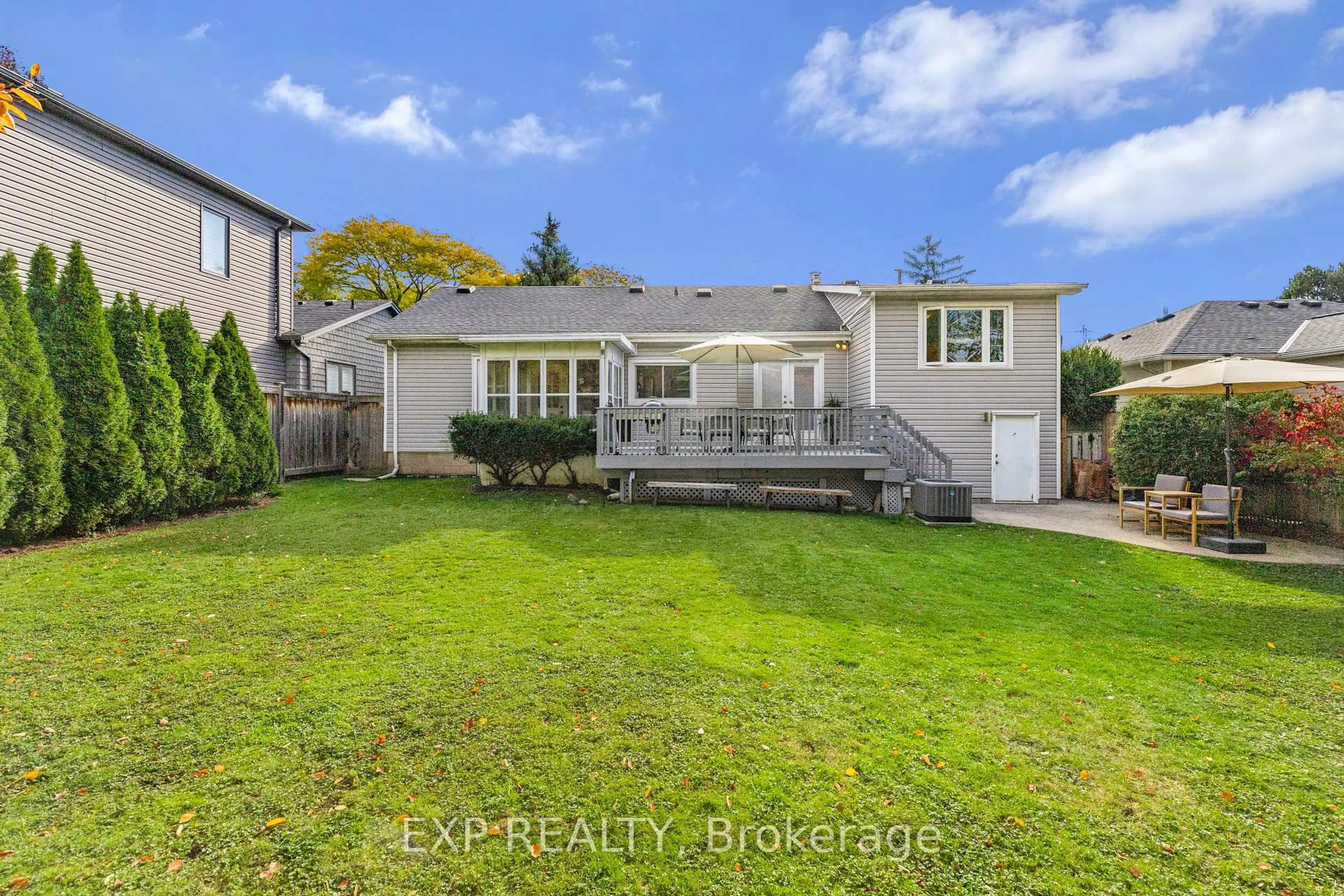 A pic from outside/outdoor area/front of a property/back of a property/a pic from drone, street for 1177 Bellview St, Burlington Ontario L7S 1C6