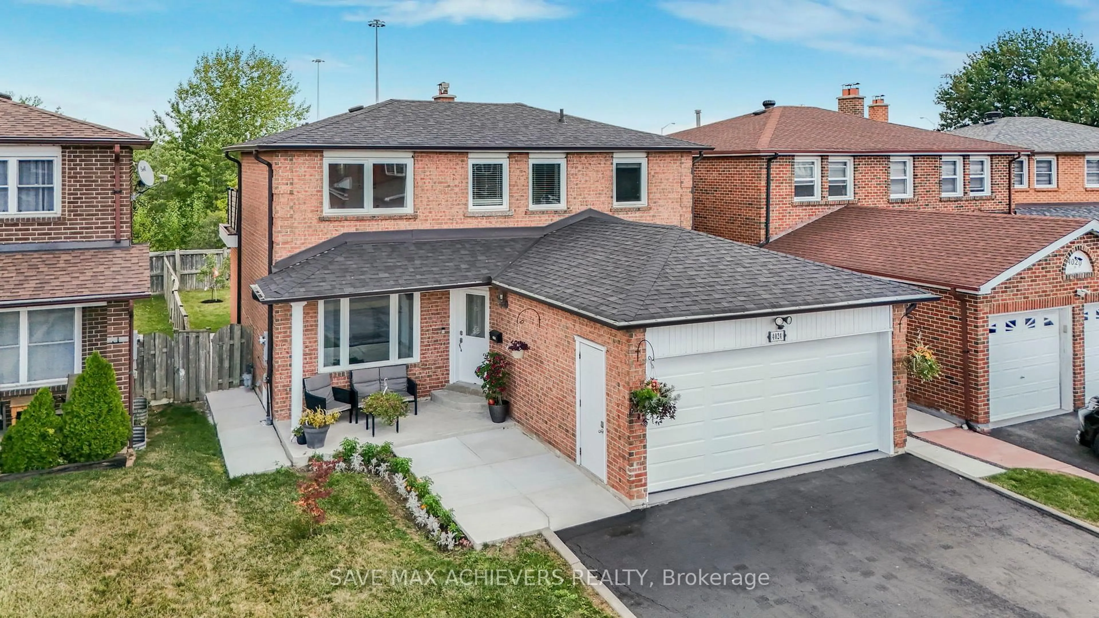 A pic from outside/outdoor area/front of a property/back of a property/a pic from drone, street for 4024 Longo Circ, Mississauga Ontario L4T 4C7