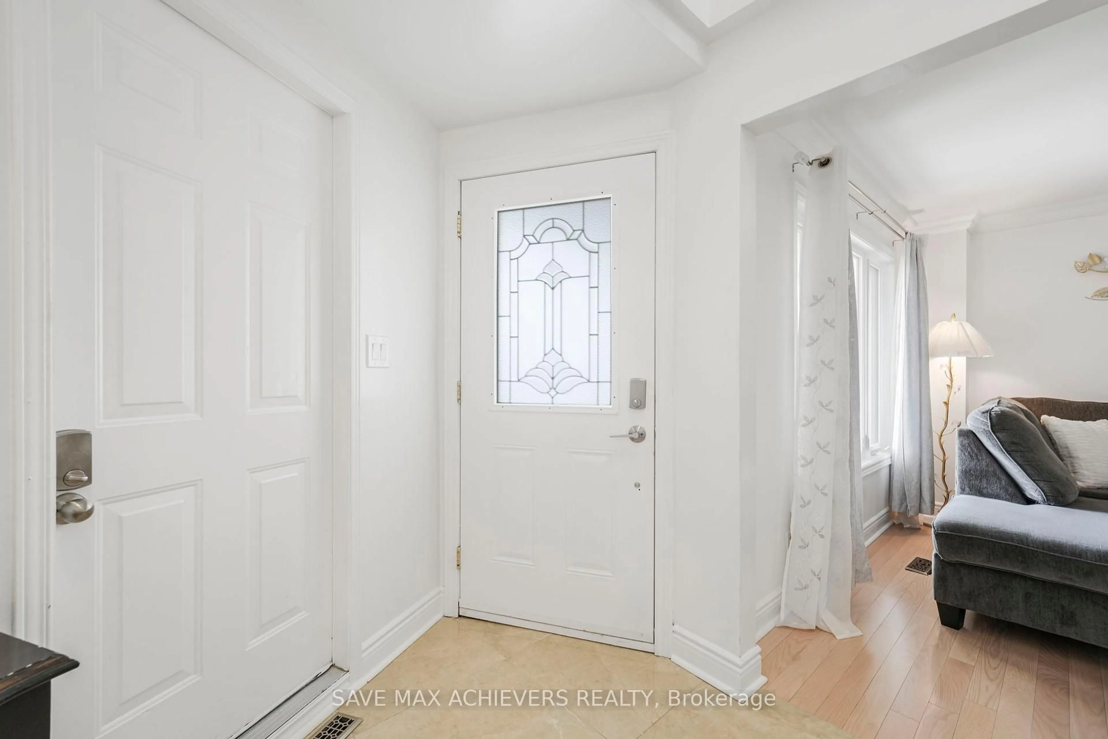 Indoor entryway for 4024 Longo Circ, Mississauga Ontario L4T 4C7