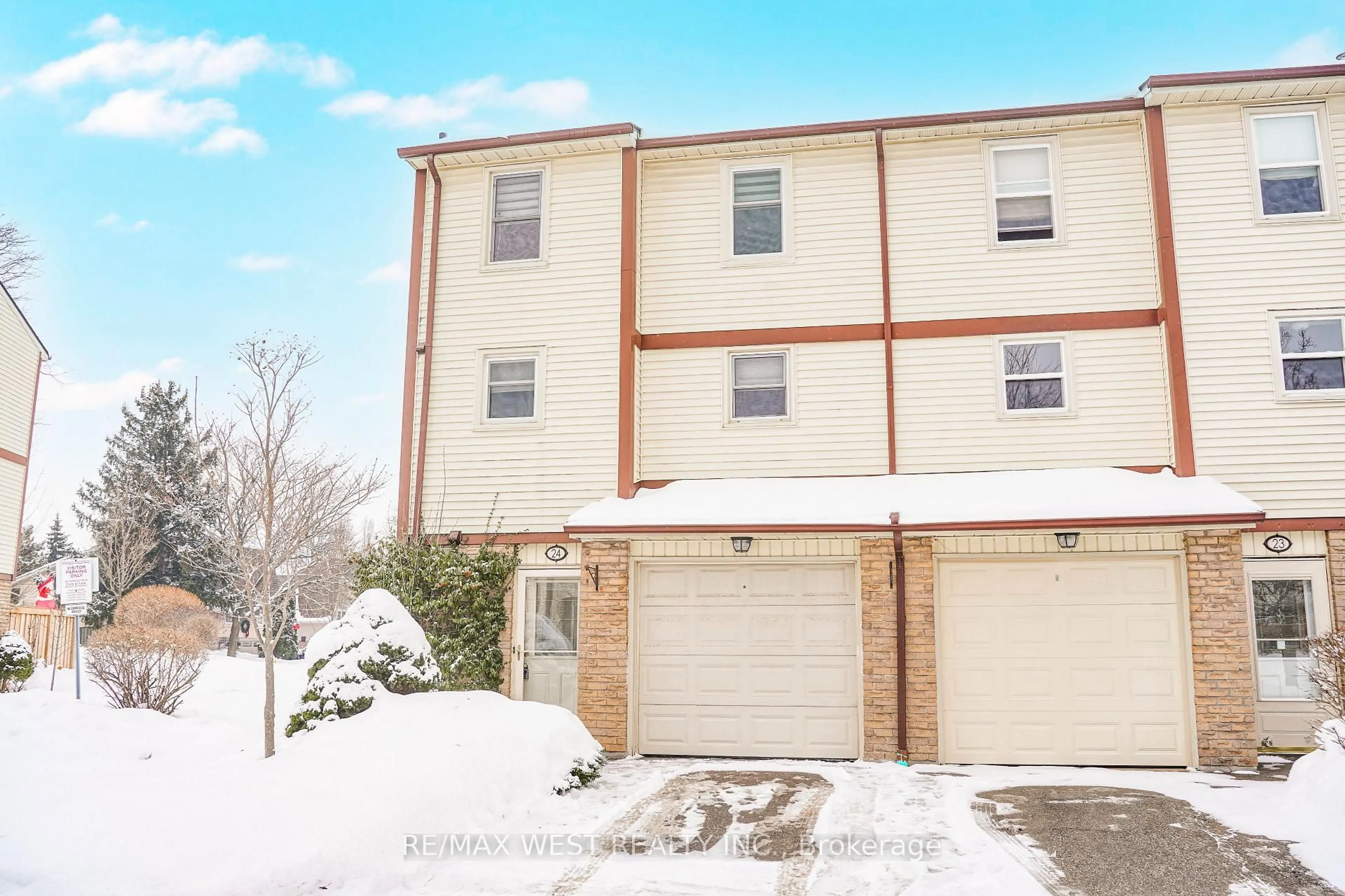 A pic from outside/outdoor area/front of a property/back of a property/a pic from drone, street for 7340 Copenhagen Rd #24, Mississauga Ontario L5N 2S5