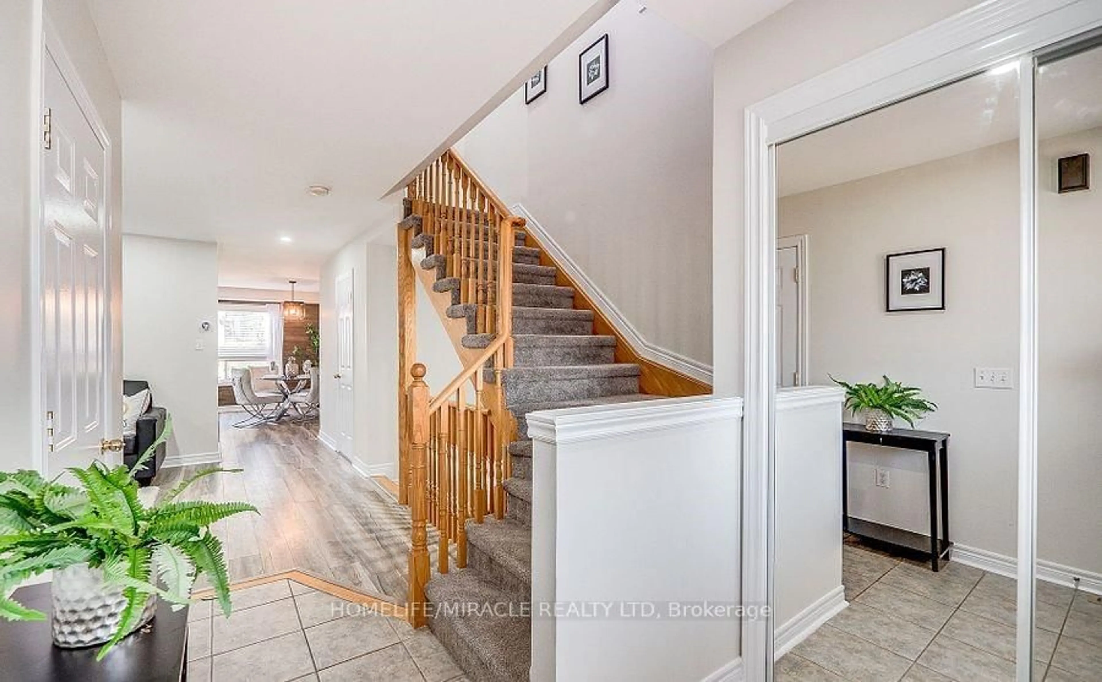 Indoor entryway for 118 Mowat Cres, Halton Hills Ontario L7G 6C8