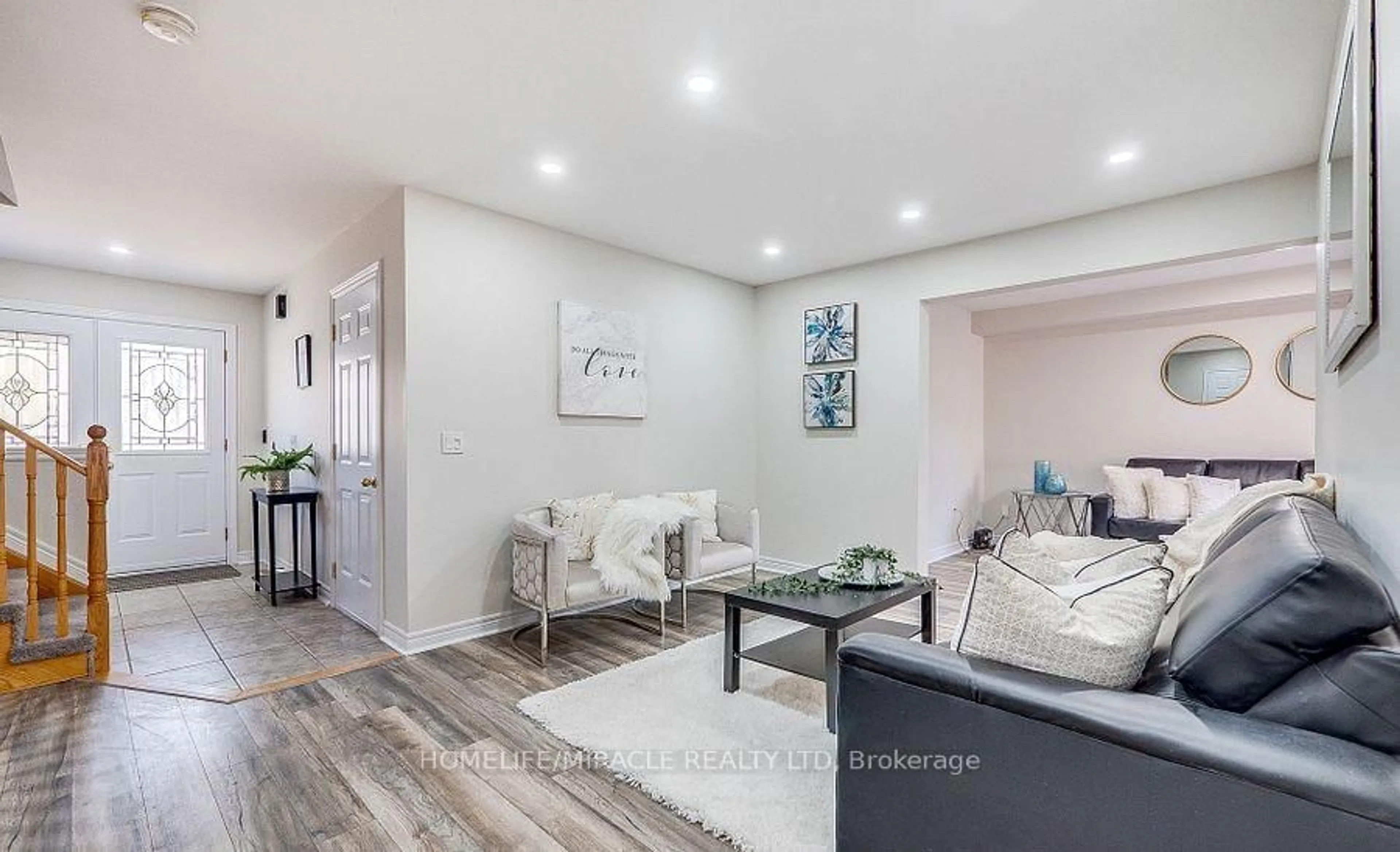 Living room with furniture, unknown for 118 Mowat Cres, Halton Hills Ontario L7G 6C8