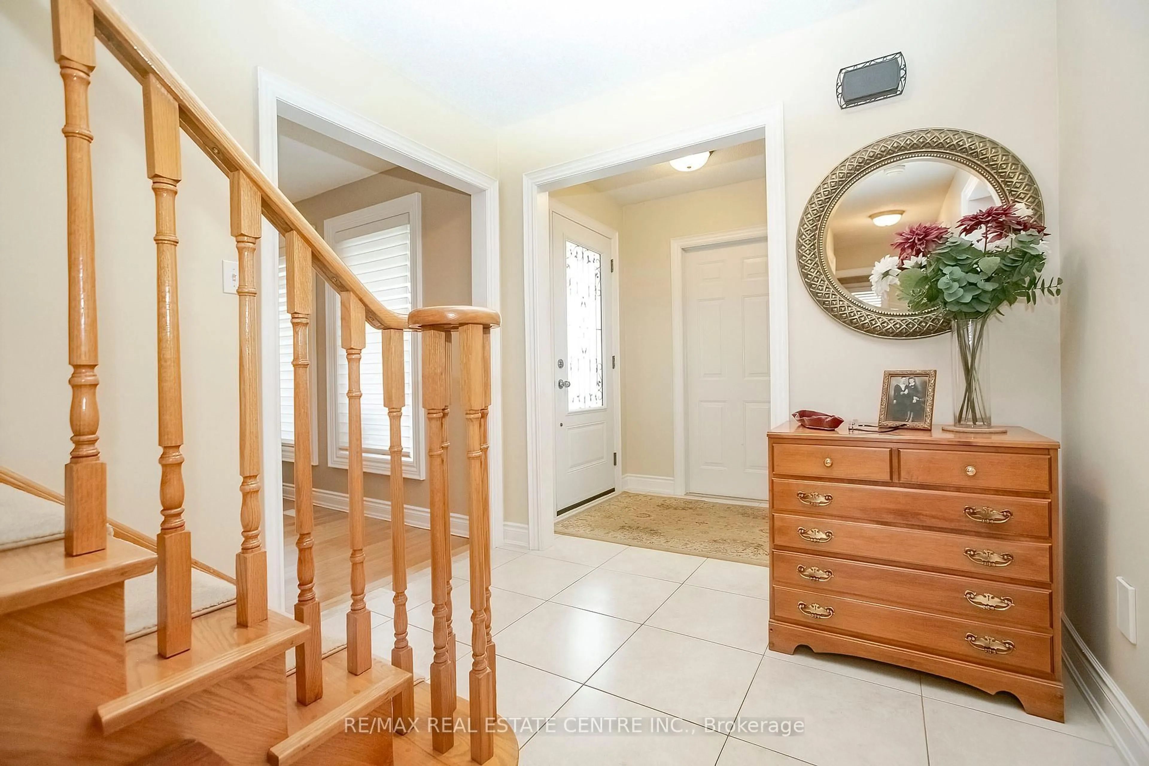 Indoor entryway for 21 Amantine Cres, Brampton Ontario L6W 4A2