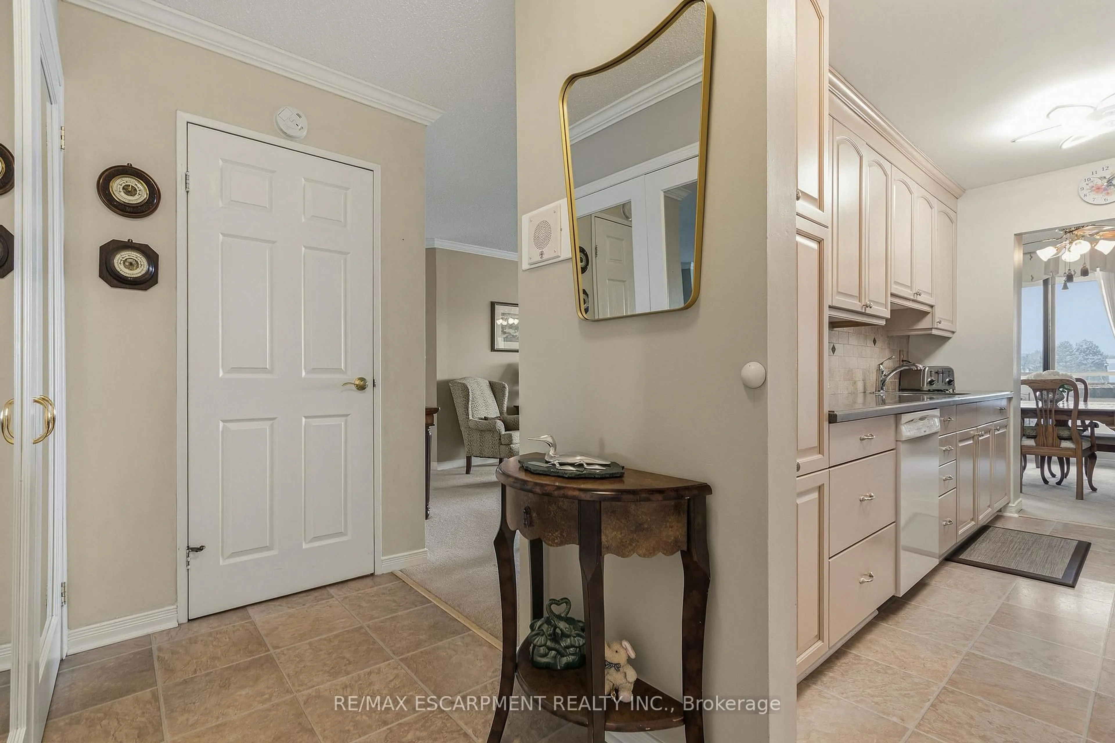 Indoor entryway for 2055 Upper Middle Rd #407, Burlington Ontario L7P 3P4