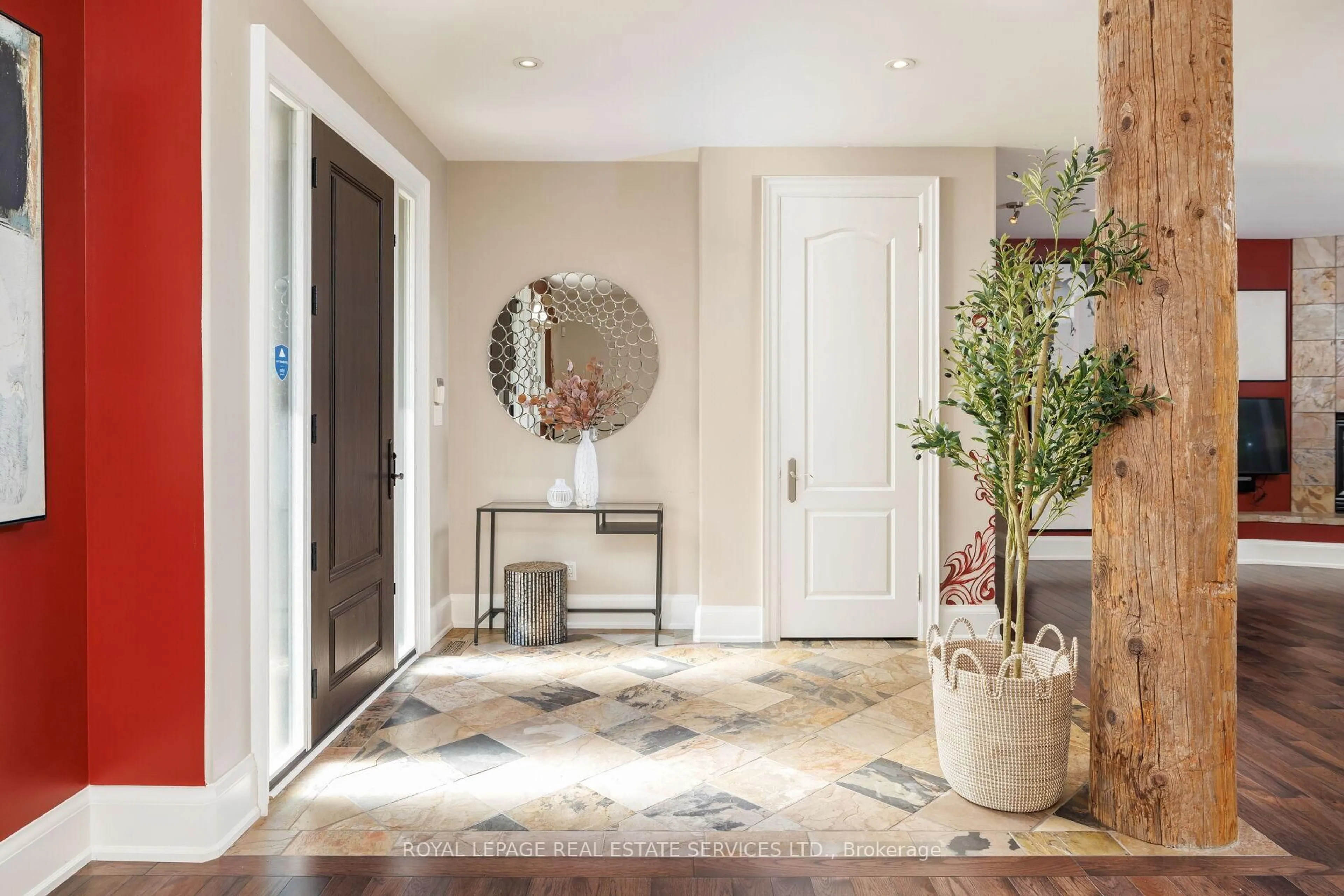 Indoor entryway for 2448 Bridge Rd, Oakville Ontario L6L 5C2