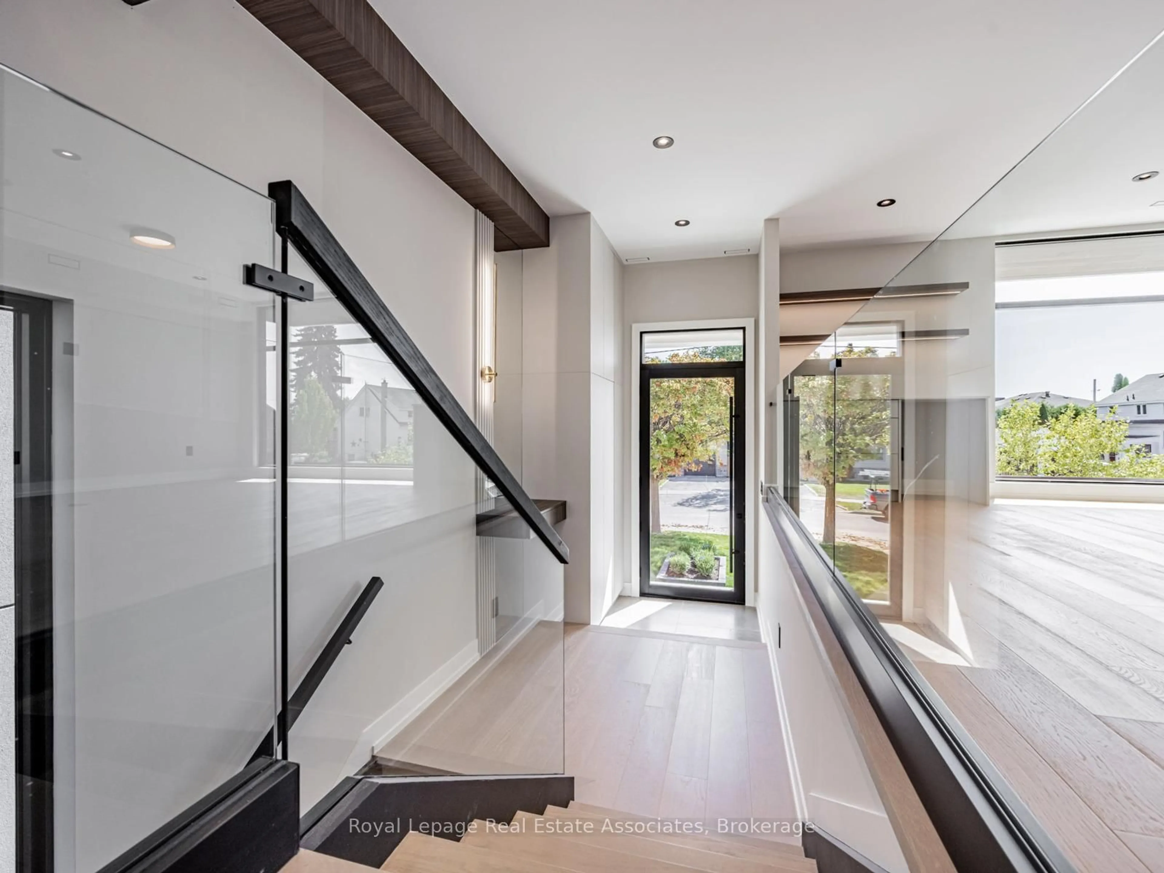 Indoor entryway for 953 Halliday Ave, Mississauga Ontario L5E 1P4