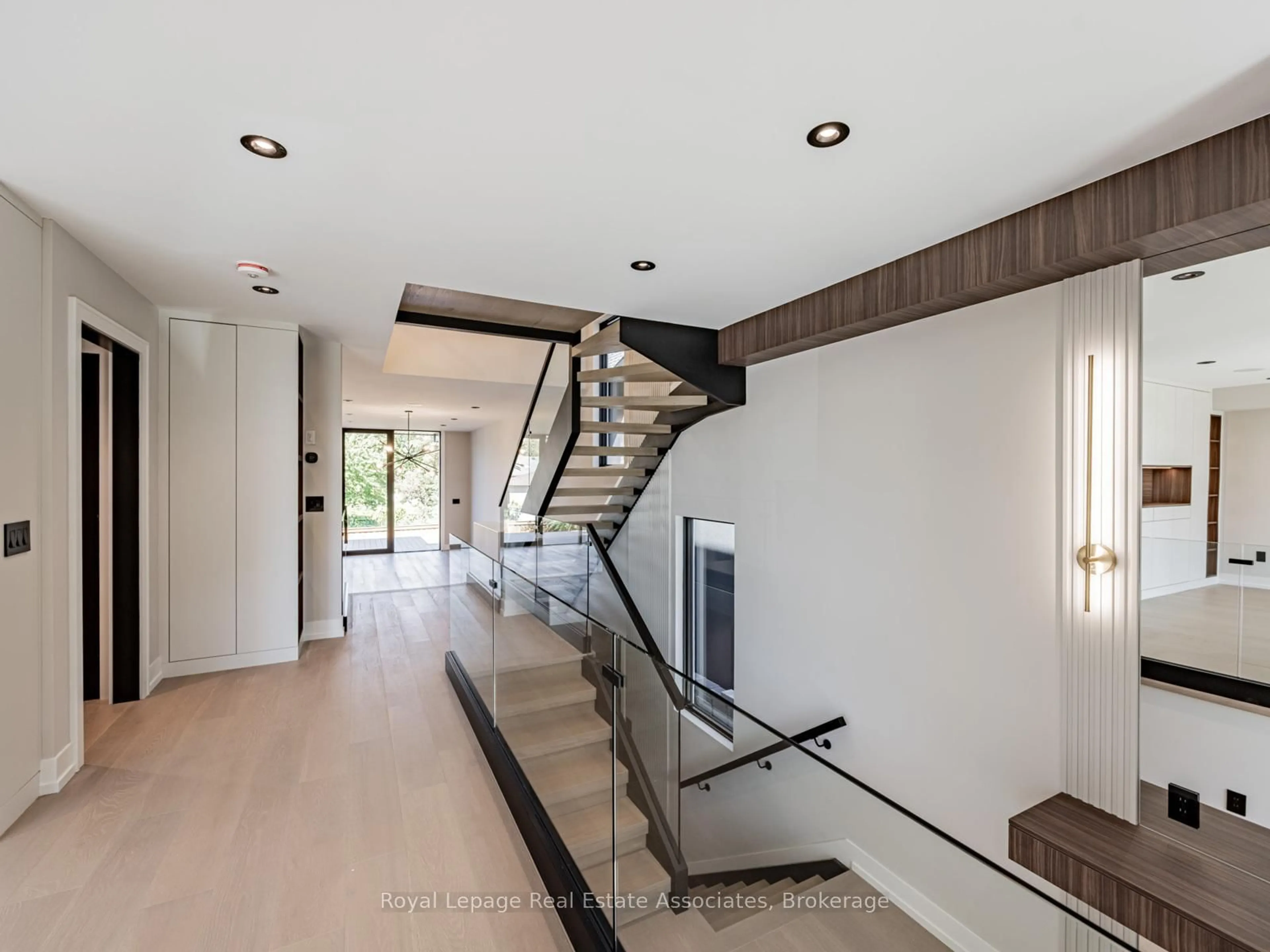 Unknown for 953 Halliday Ave, Mississauga Ontario L5E 1P4