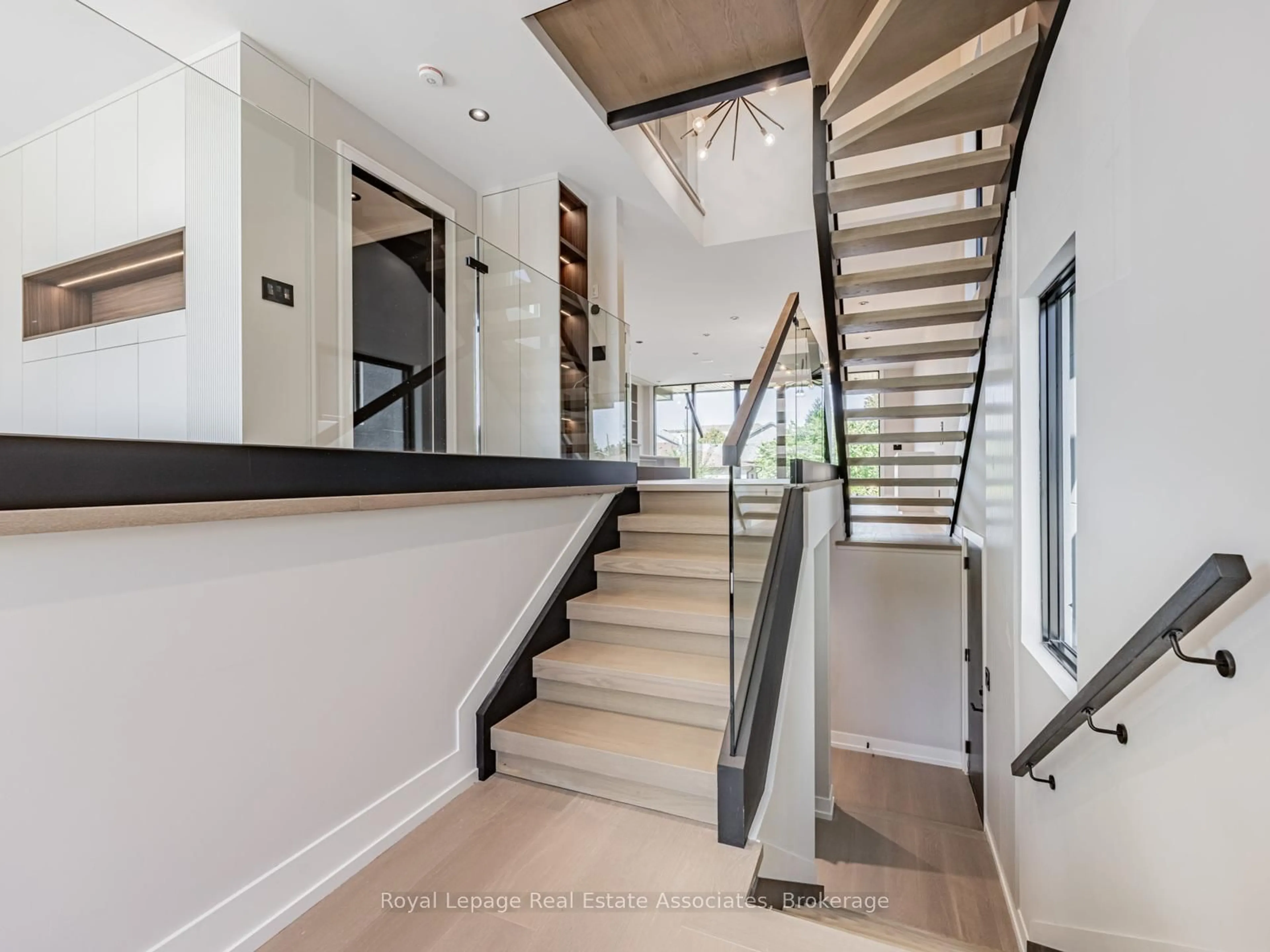 Stairs for 953 Halliday Ave, Mississauga Ontario L5E 1P4