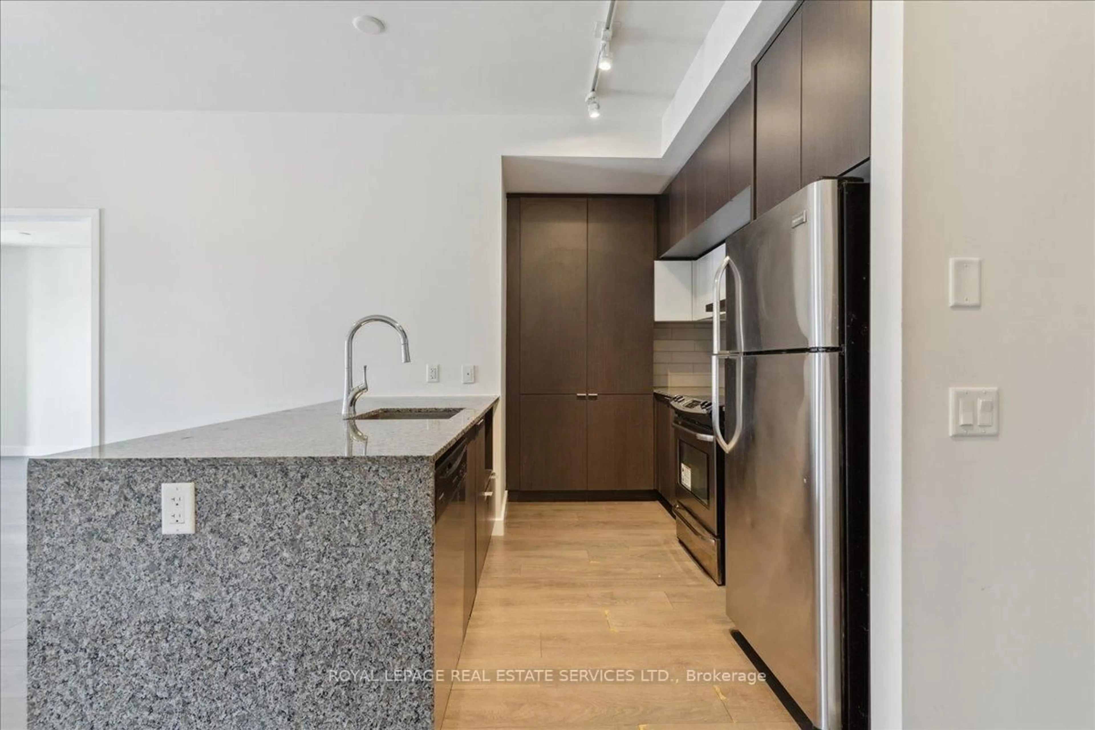 Standard kitchen, unknown for 5035 Harvard Rd #411, Mississauga Ontario L5M 0W7