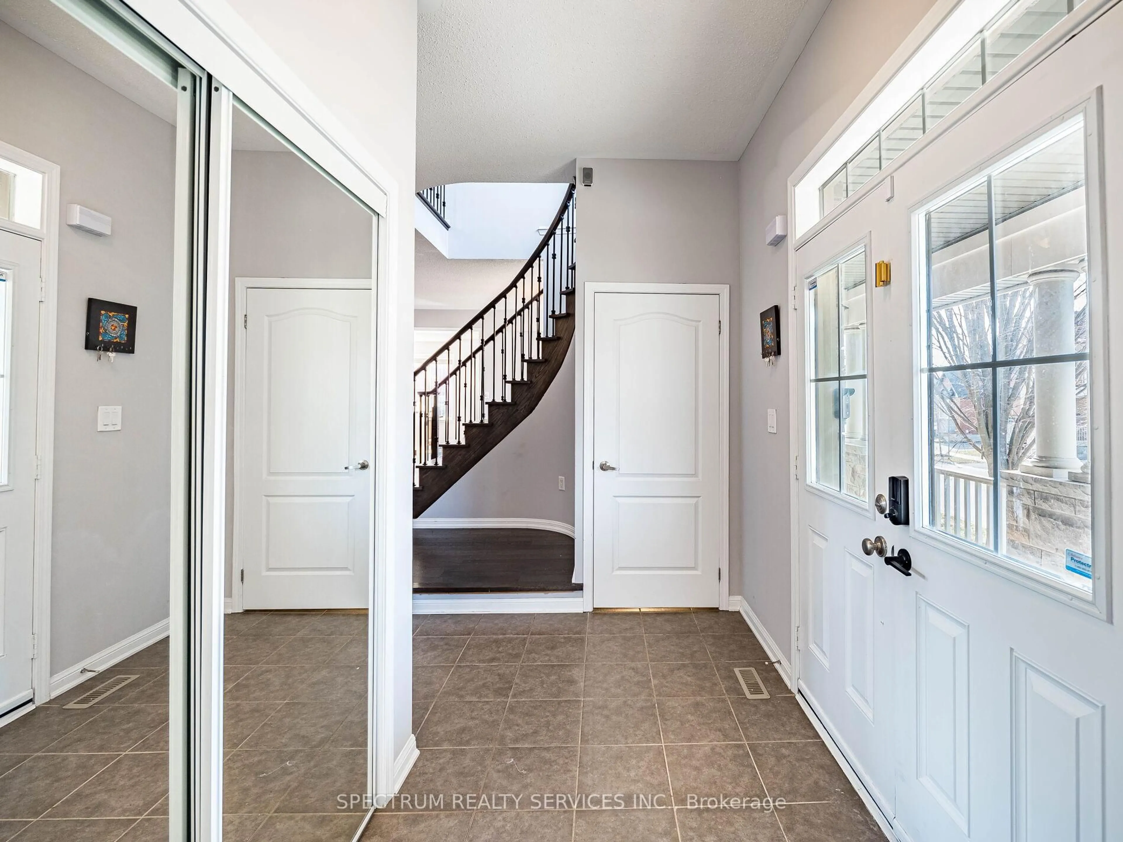 Indoor entryway for 416 Gooch Cres, Milton Ontario L9T 7M1