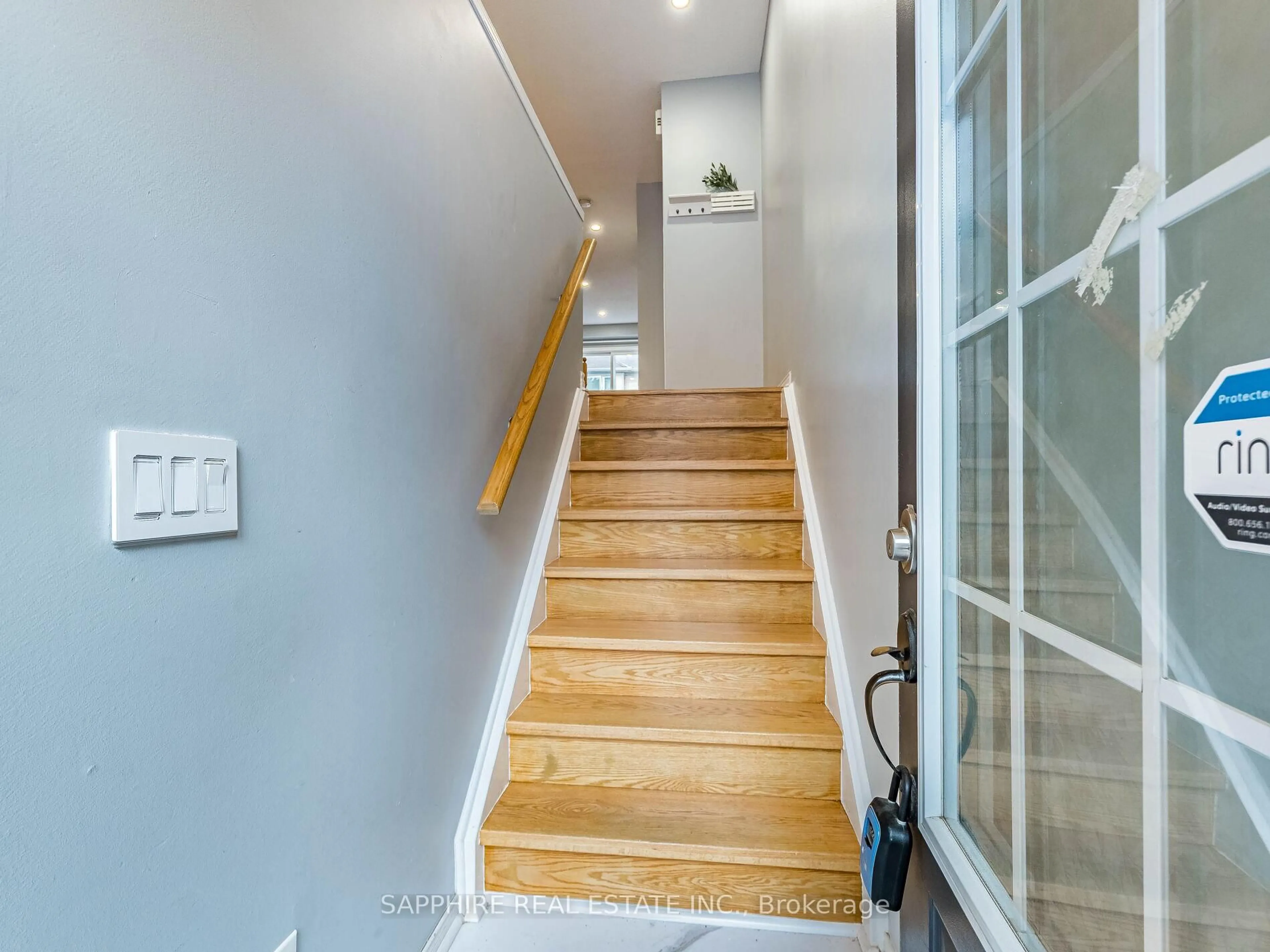 Indoor entryway for 3255 Redpath Circ, Mississauga Ontario L5N 8R3