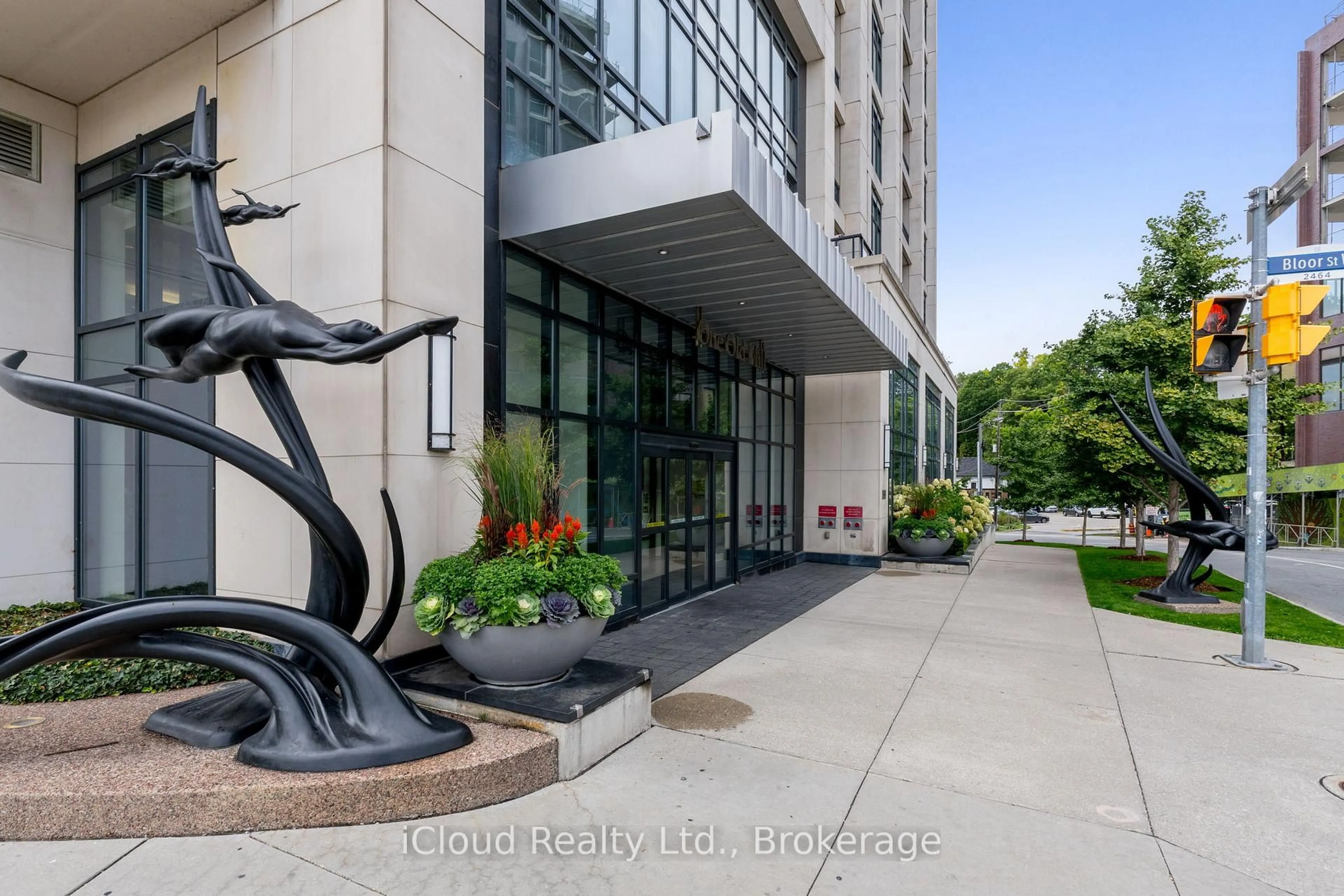 Indoor foyer for 1 Old Mill Dr #714, Toronto Ontario M6S 0A1