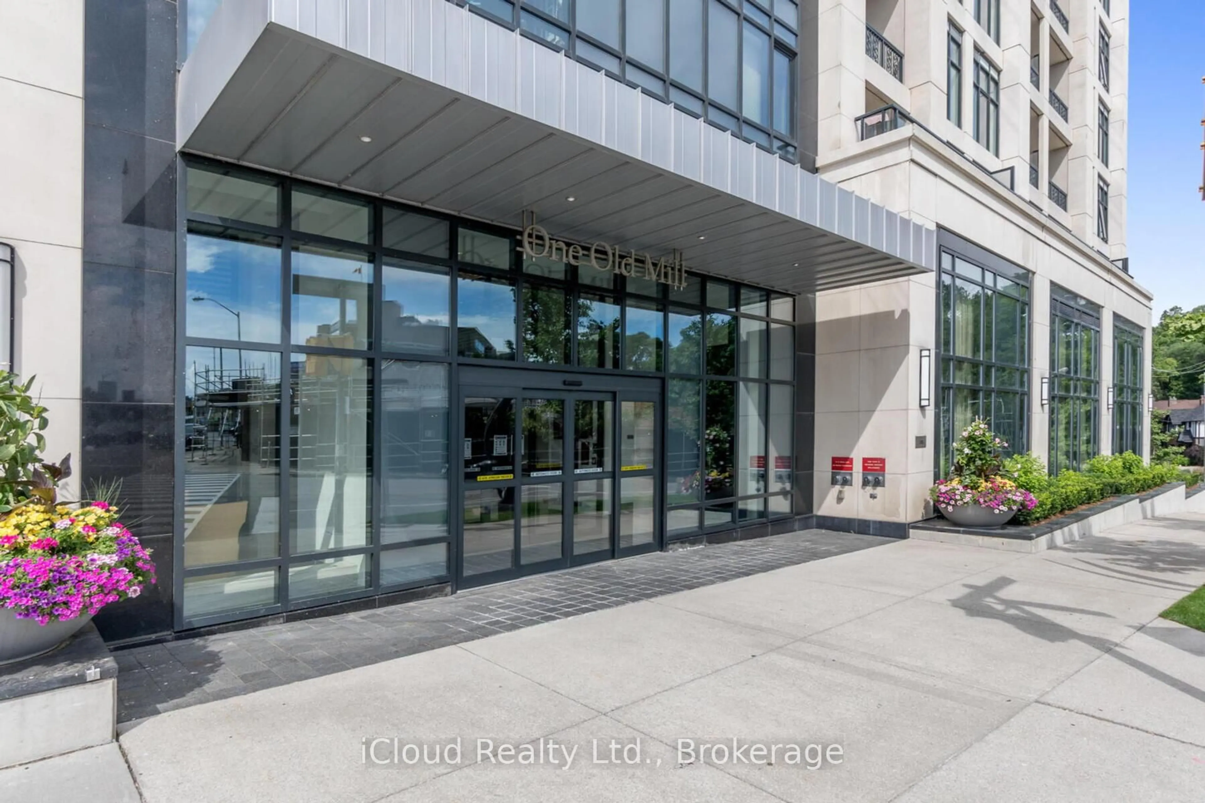 Indoor foyer for 1 Old Mill Dr #714, Toronto Ontario M6S 0A1