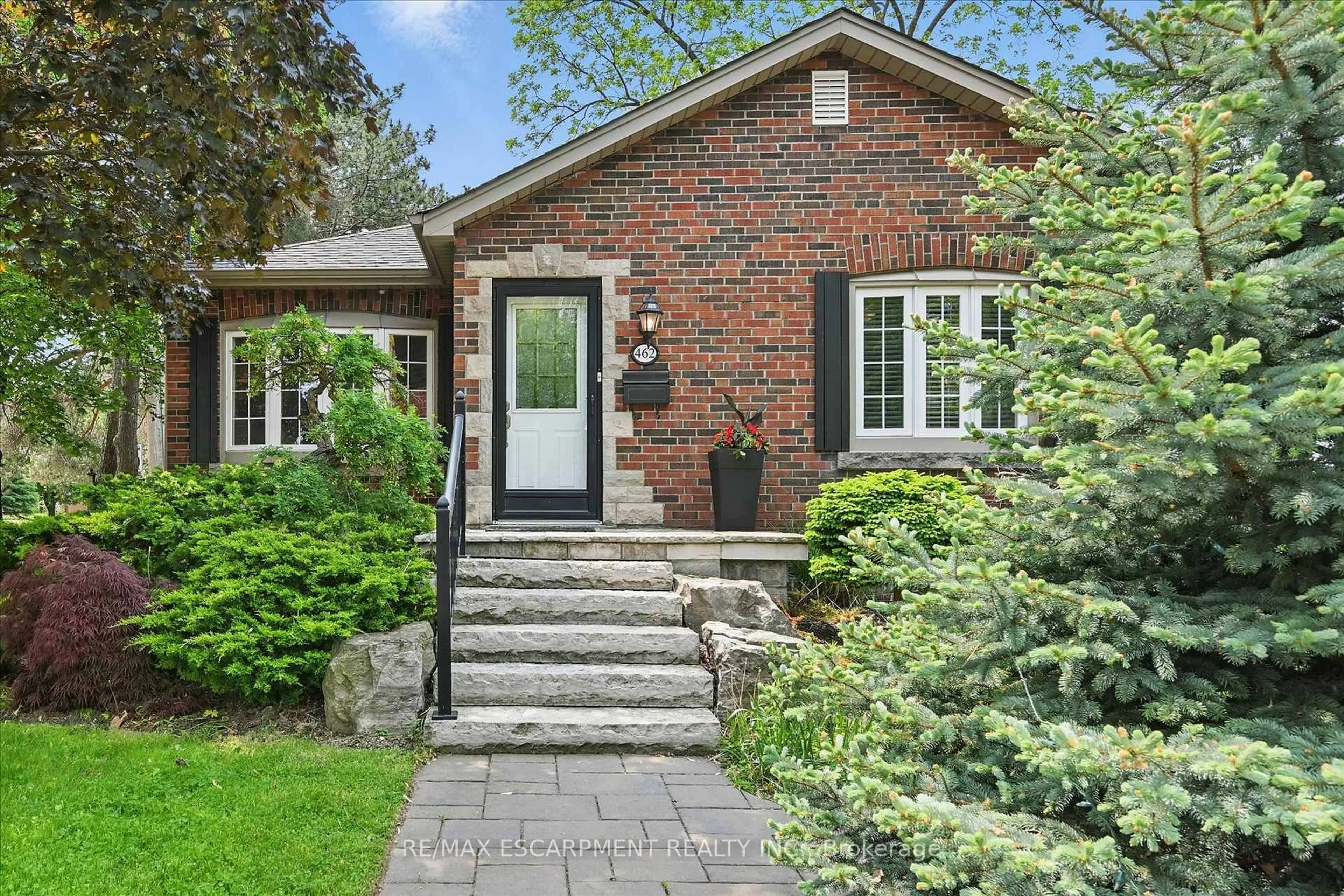 Home with brick exterior material, street for 462 Woodland Ave, Burlington Ontario L7R 2S1