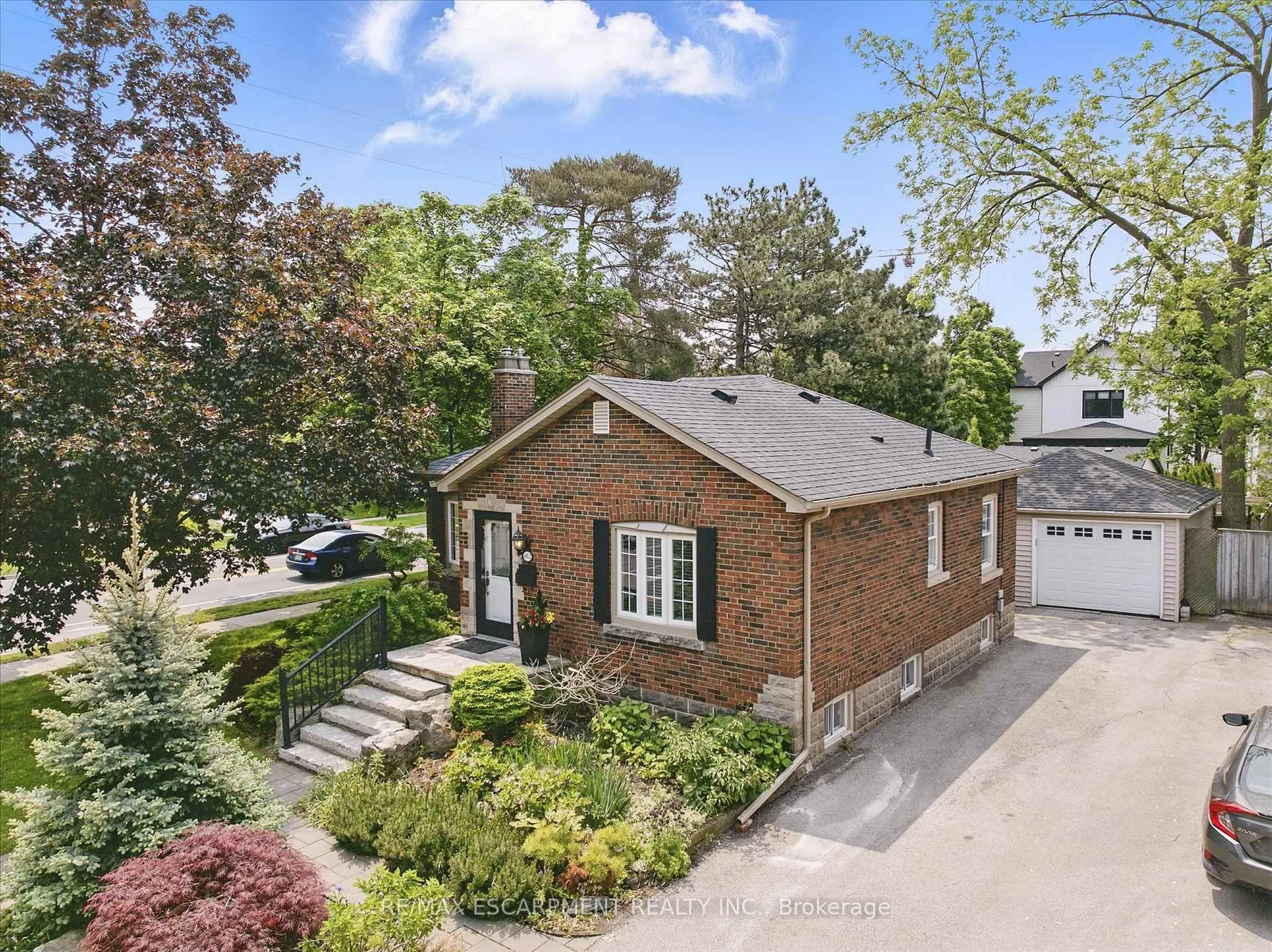 Home with brick exterior material, street for 462 Woodland Ave, Burlington Ontario L7R 2S1