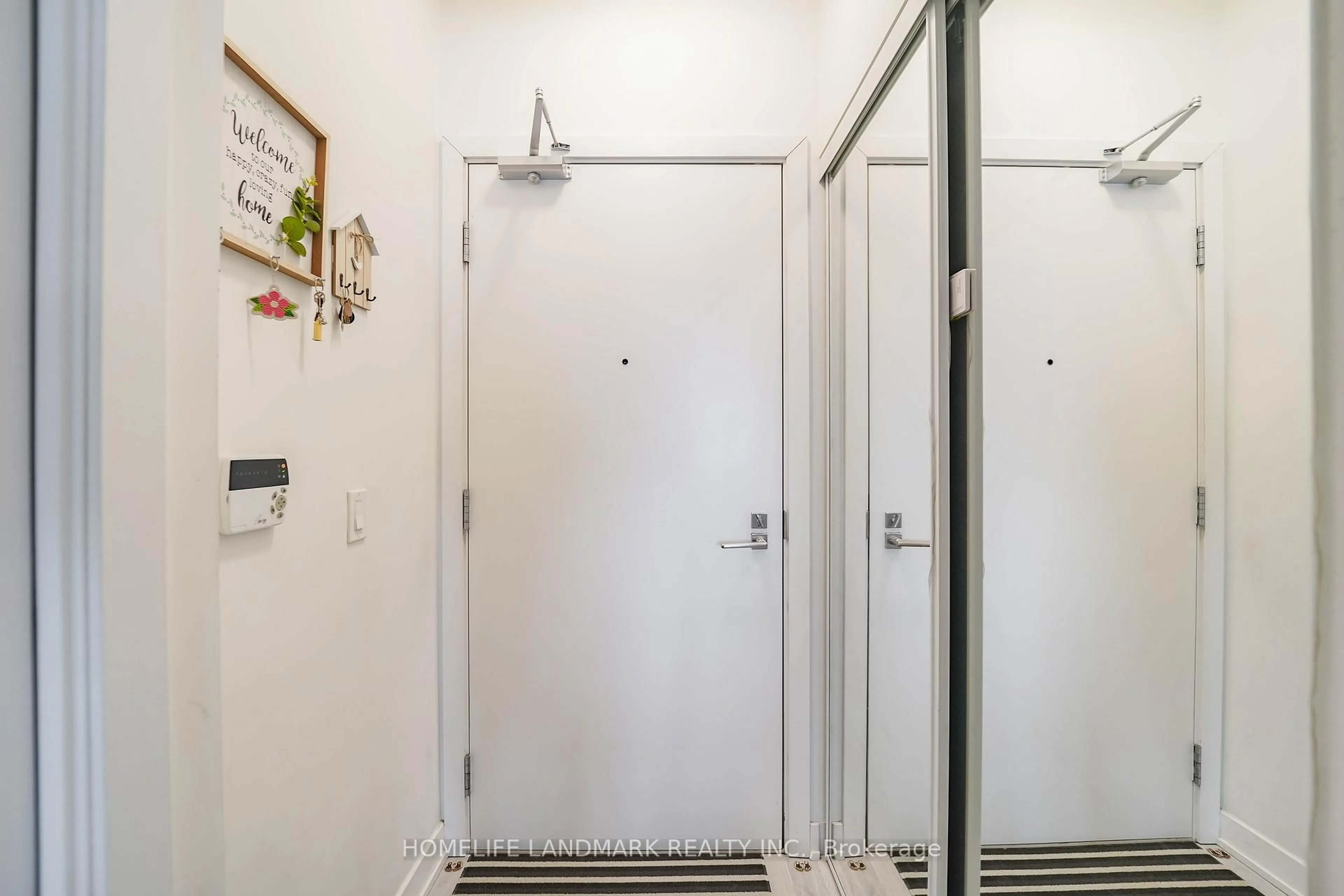 Indoor foyer for 4677 Glen Erin Dr #1701, Mississauga Ontario L5M 2E3