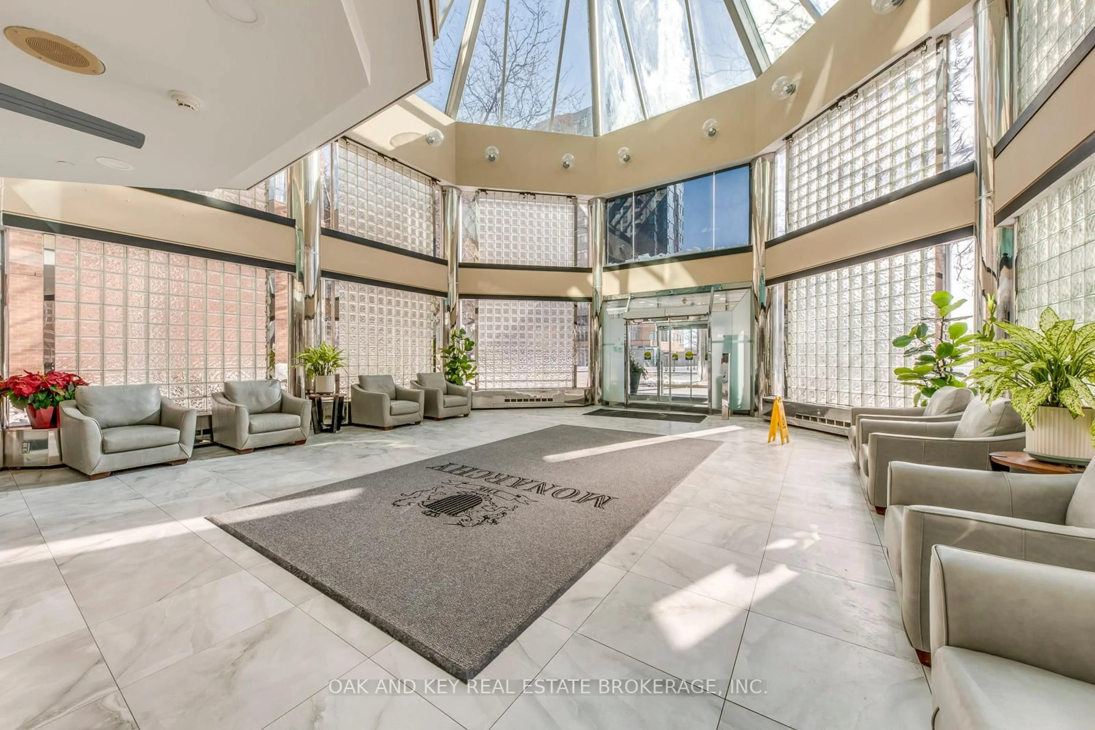 Indoor foyer for 335 Webb Dr #1806, Mississauga Ontario L5B 4A1