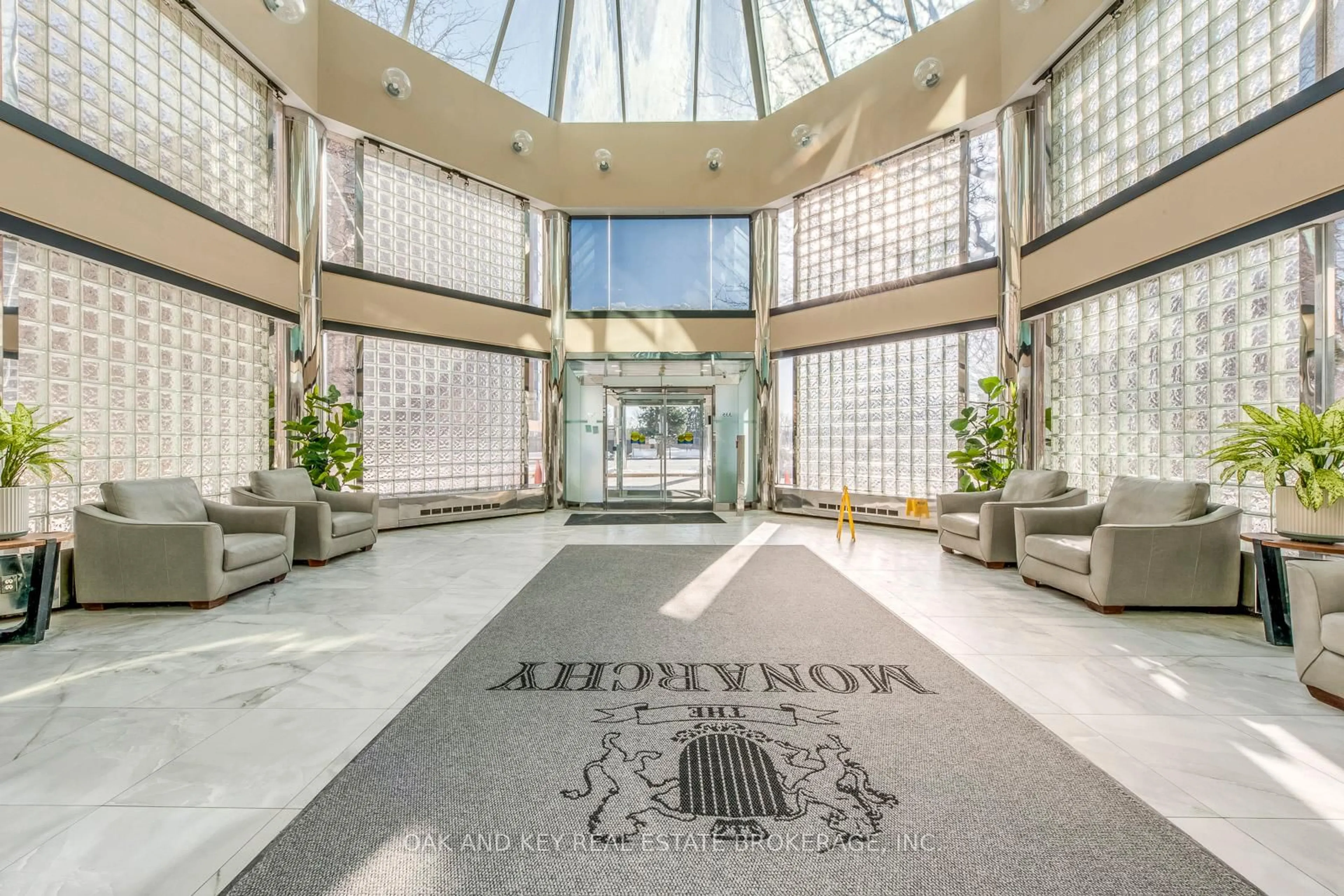 Indoor foyer for 335 Webb Dr #1806, Mississauga Ontario L5B 4A1