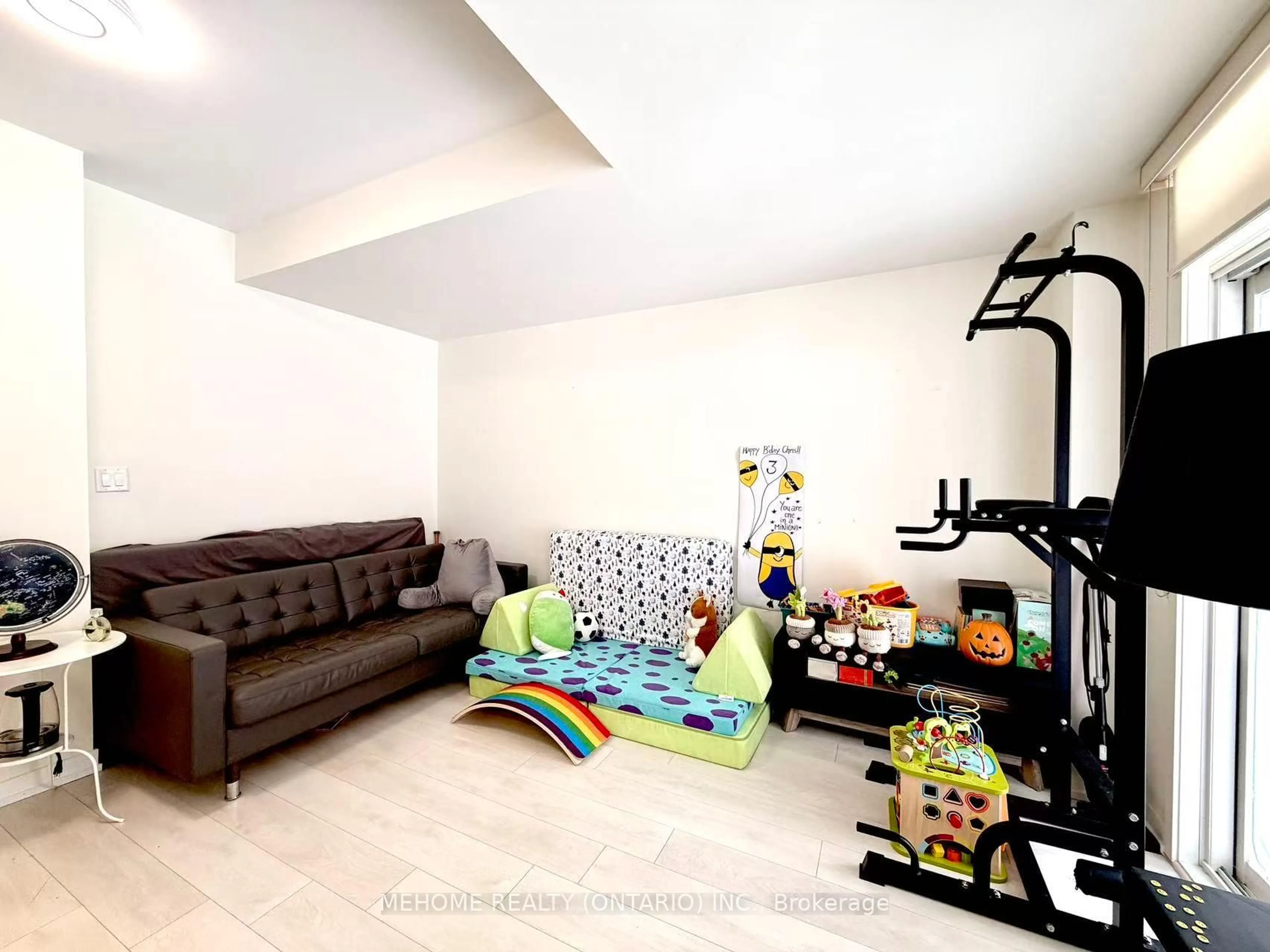 Living room with furniture, unknown for 196 Huguenot Rd, Oakville Ontario L6H 7C3