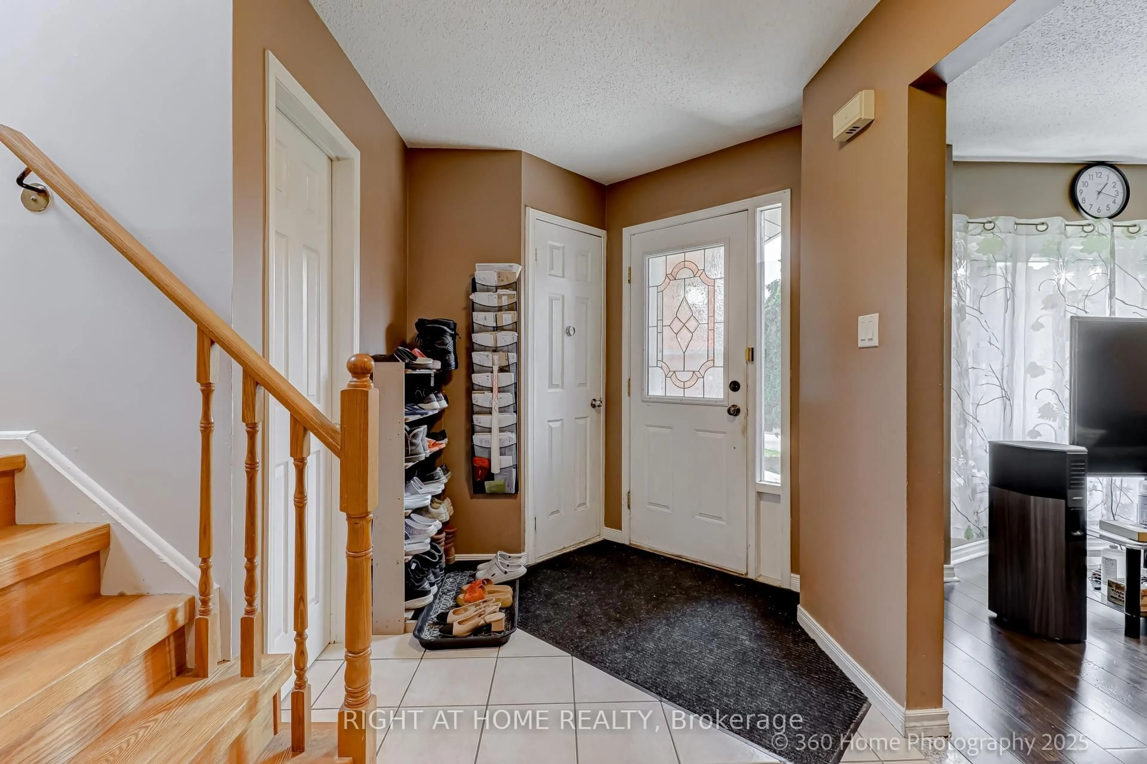 Indoor entryway for 5502 Cosmic Cres, Mississauga Ontario L4Z 3R9