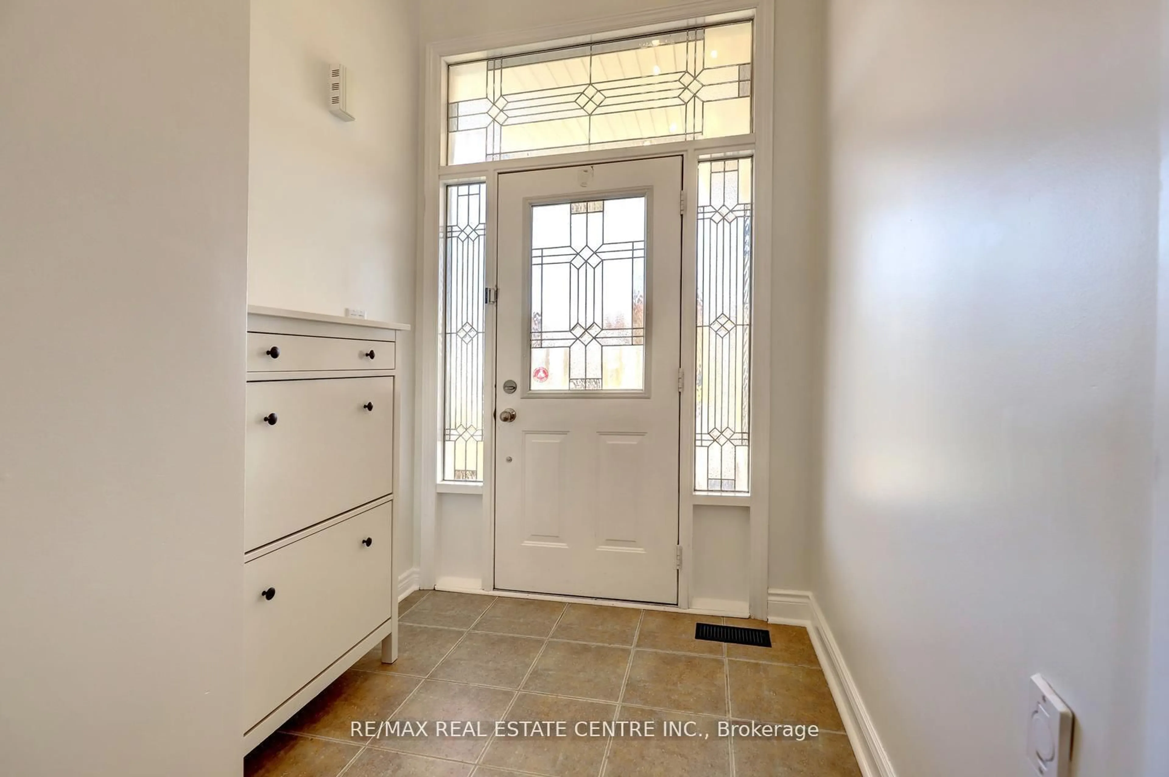 Indoor entryway for 64 Meadowlark Dr, Halton Hills Ontario L7G 6N5