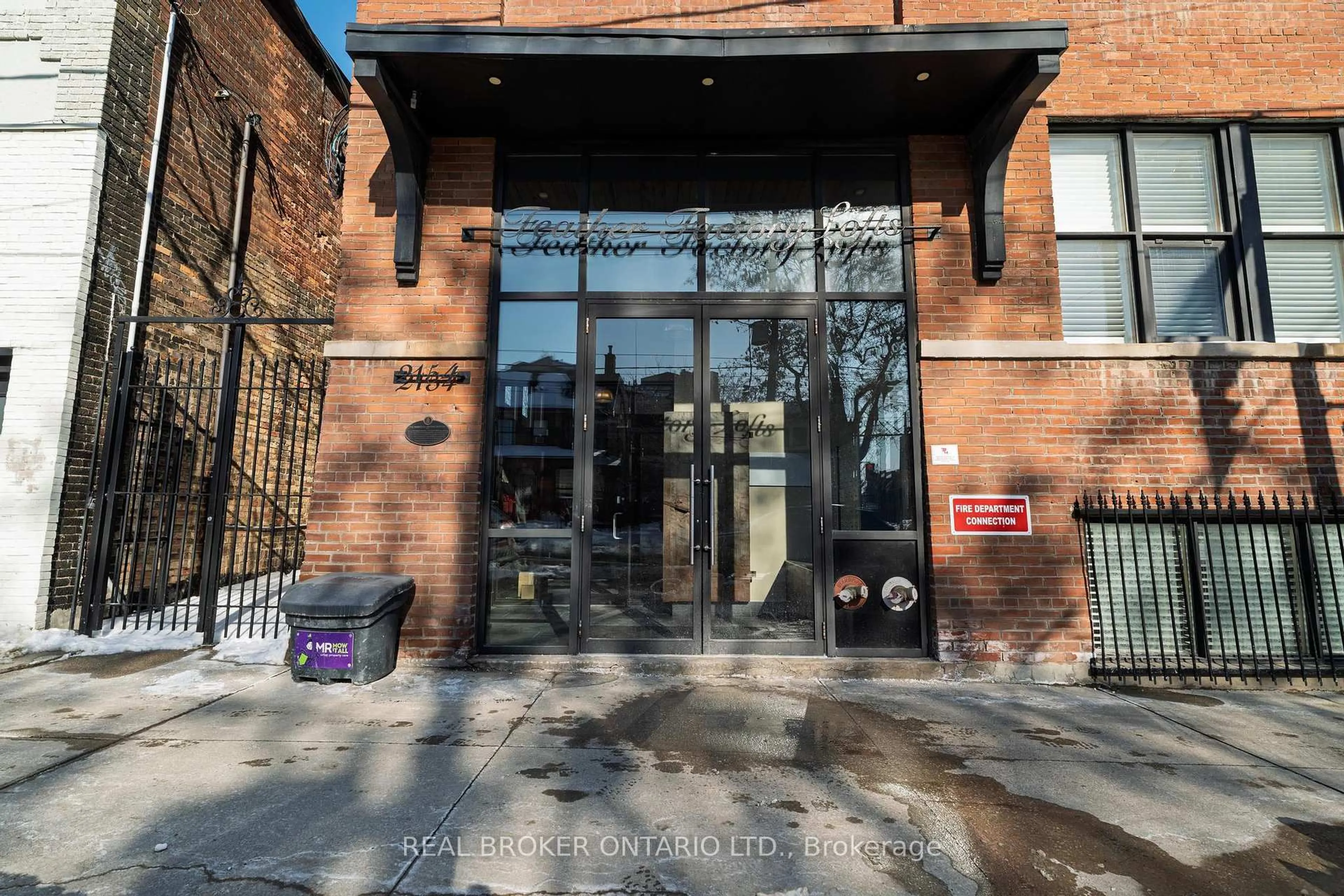 Indoor foyer for 2154 Dundas St #PH3, Toronto Ontario M6R 1X3
