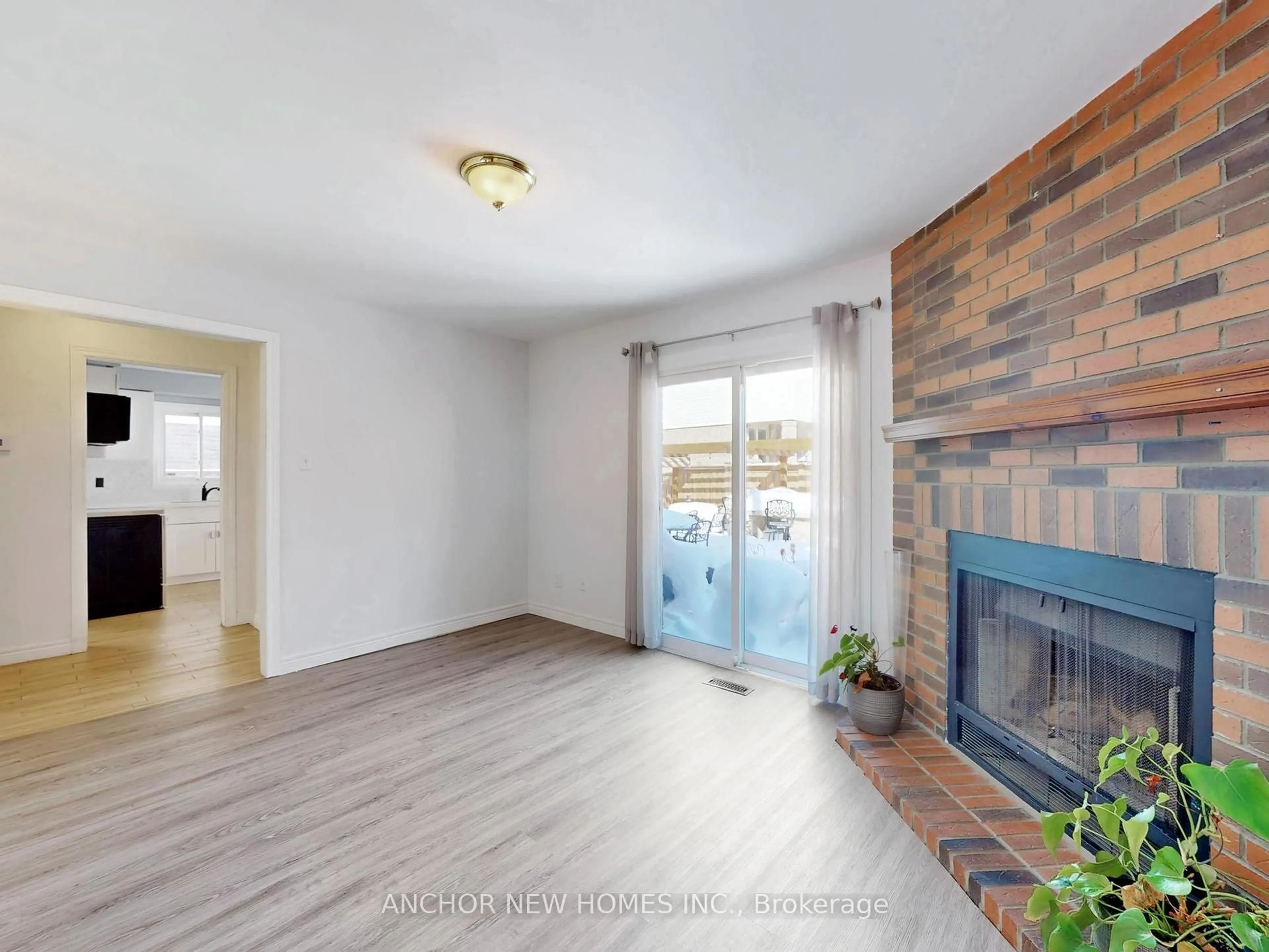 Living room with furniture, wood/laminate floor for 6237 Osprey Blvd, Mississauga Ontario L5N 5V7