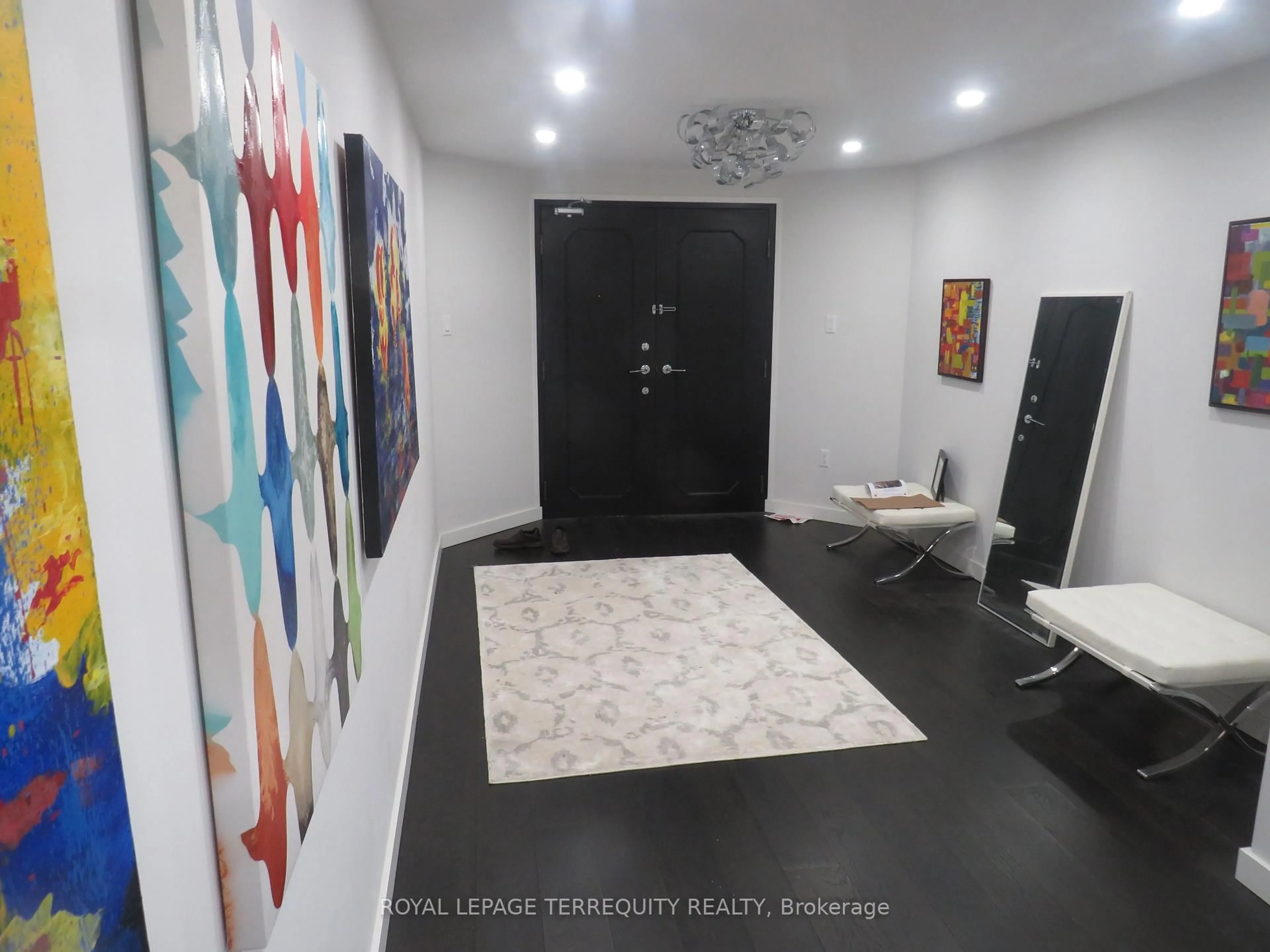 Indoor foyer for 2045 Lake Shore Blvd #3305, Toronto Ontario M8V 2Z6