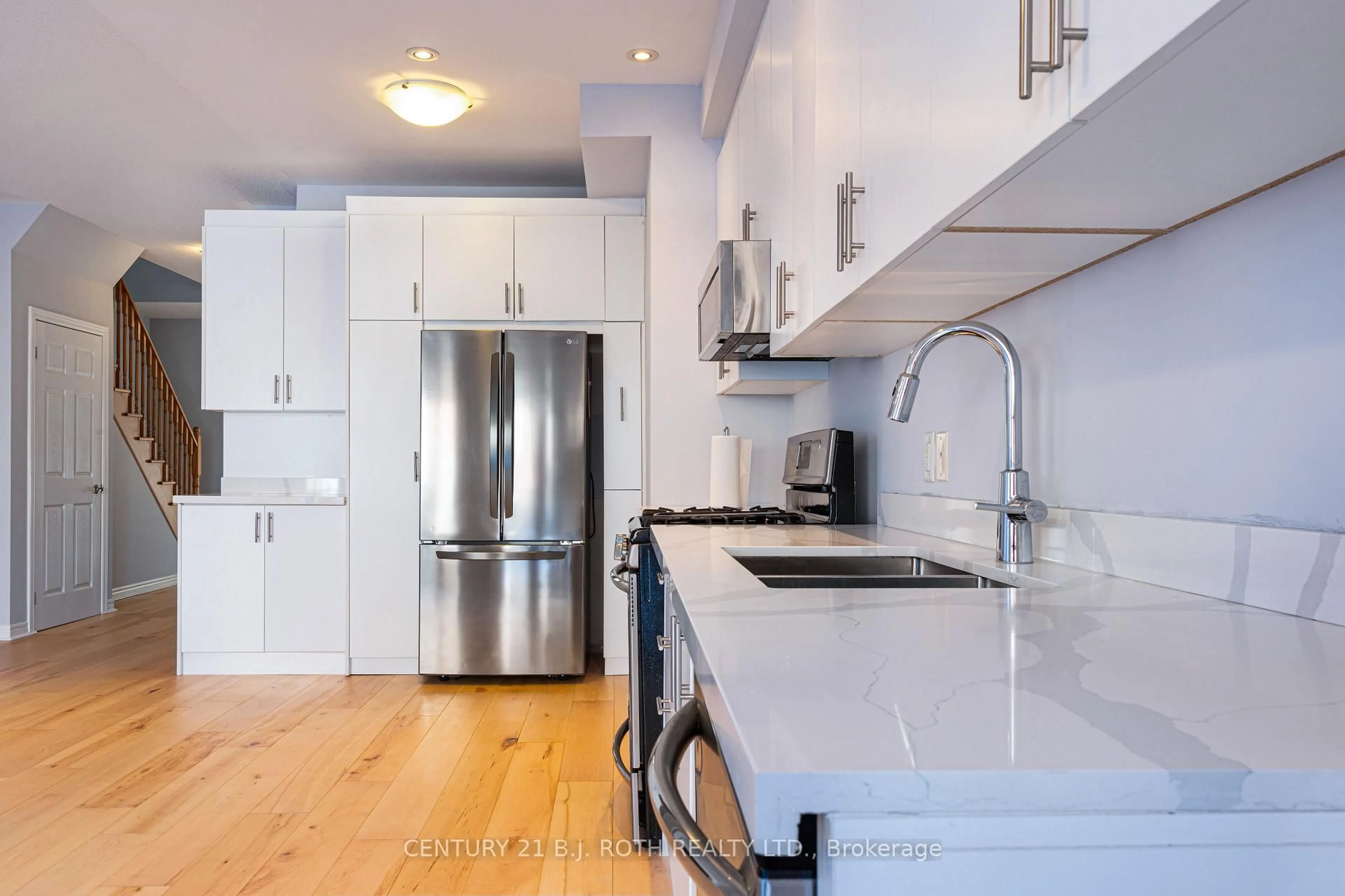 Contemporary kitchen, unknown for 3047 Eberly Woods Dr, Oakville Ontario L6M 0T6