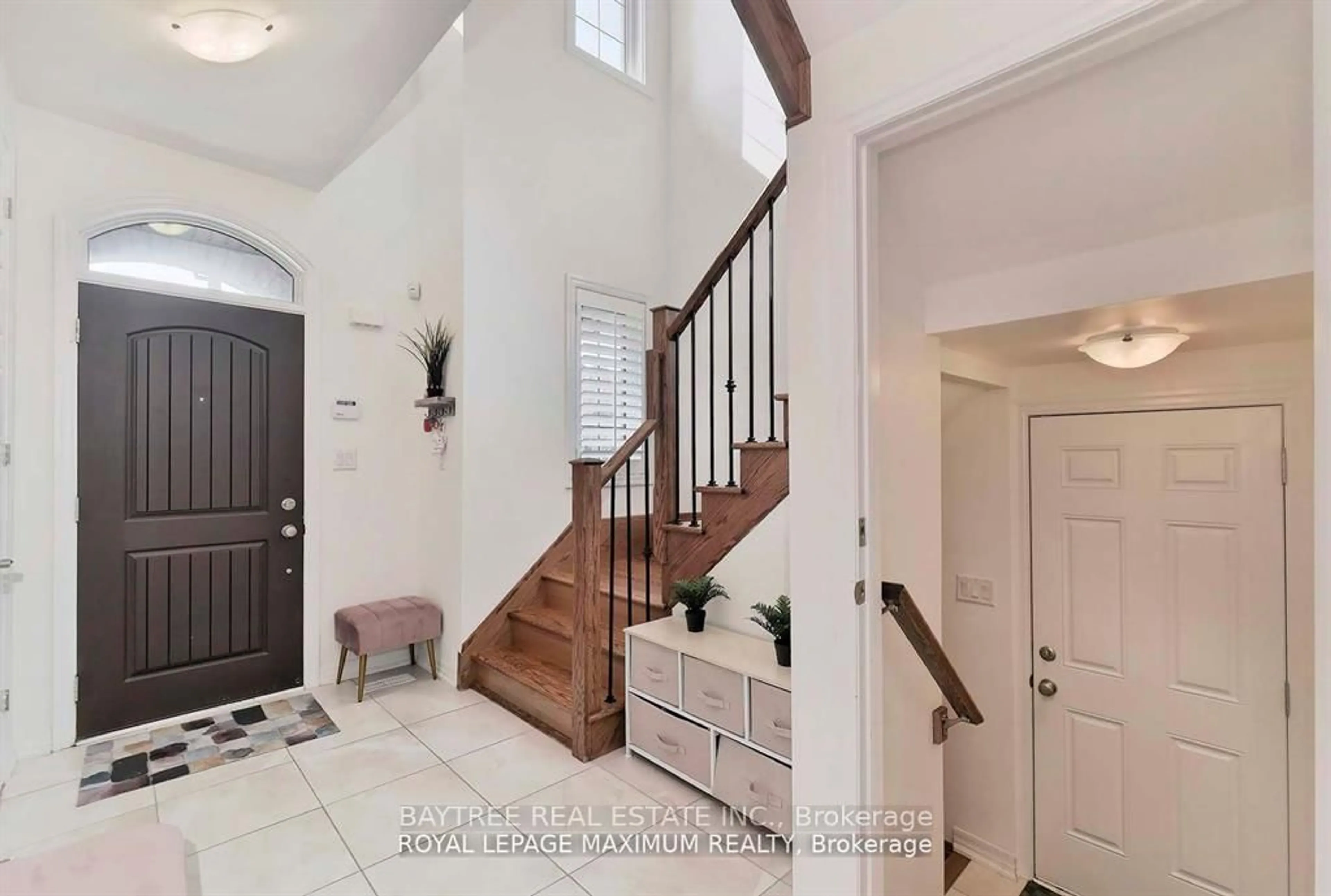 Indoor entryway for 171 Cherryhurst Rd, Oakville Ontario L6M 0W1