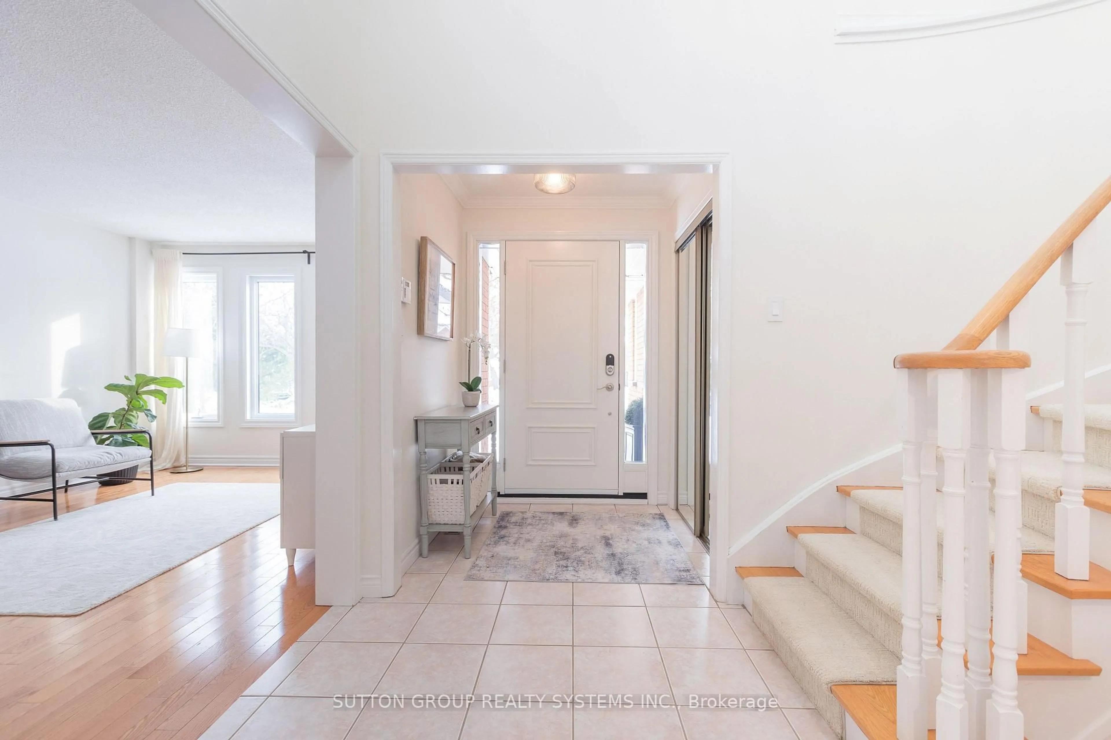 Indoor entryway for 1135 Manor Rd, Oakville Ontario L6M 1G3