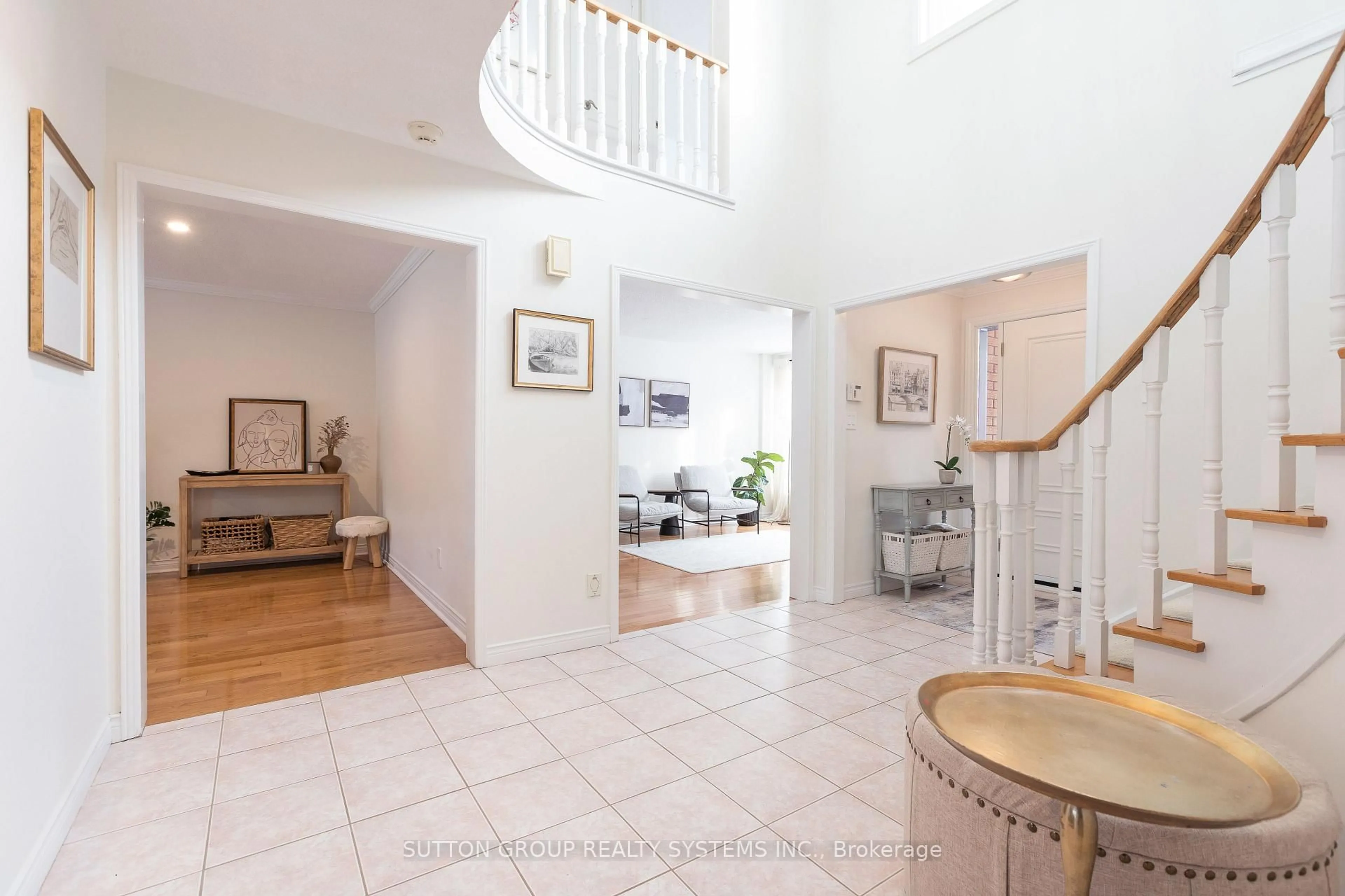 Indoor foyer for 1135 Manor Rd, Oakville Ontario L6M 1G3