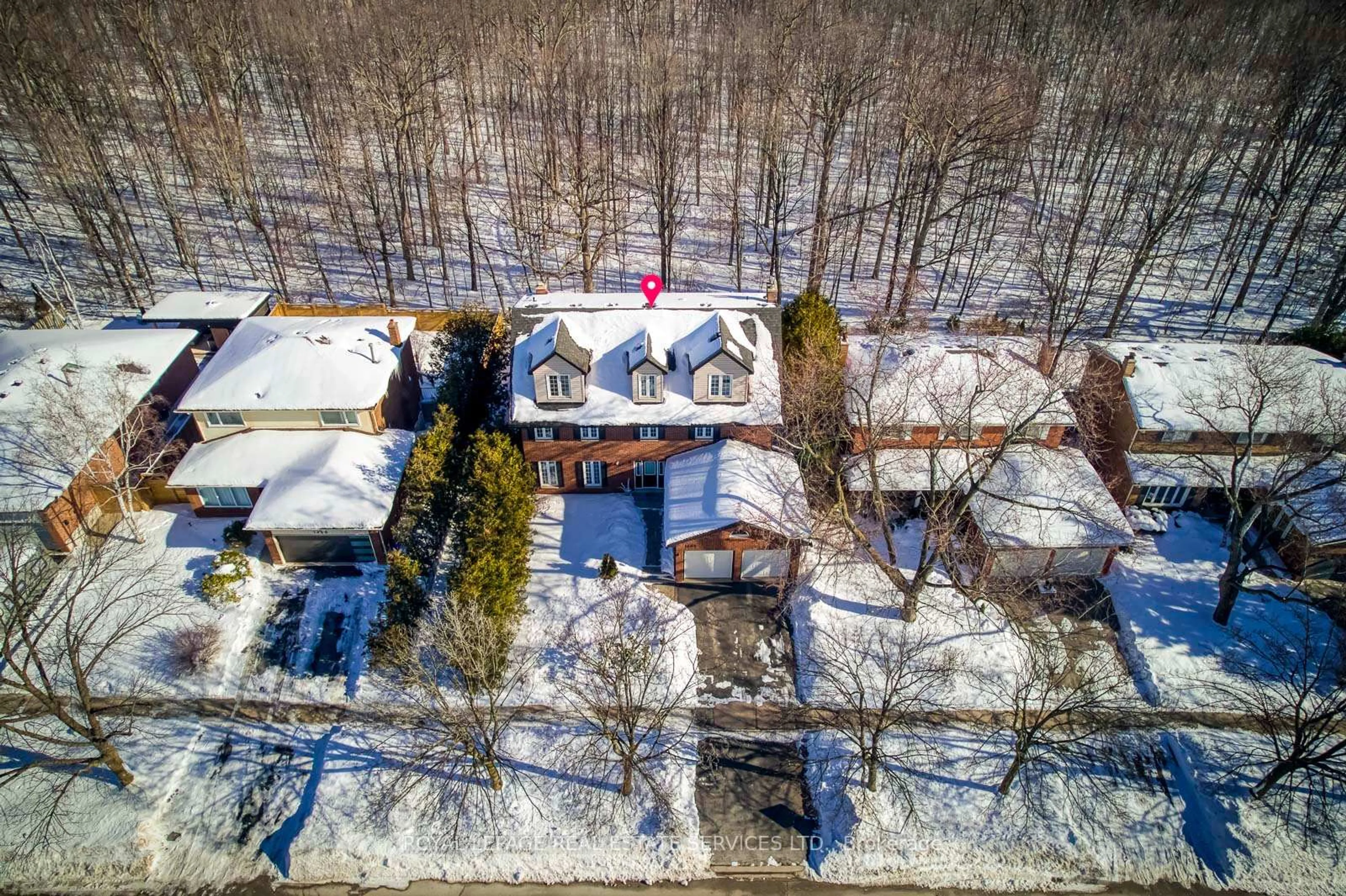 A pic from outside/outdoor area/front of a property/back of a property/a pic from drone, street for 1462 Grand Blvd, Oakville Ontario L6H 3E6