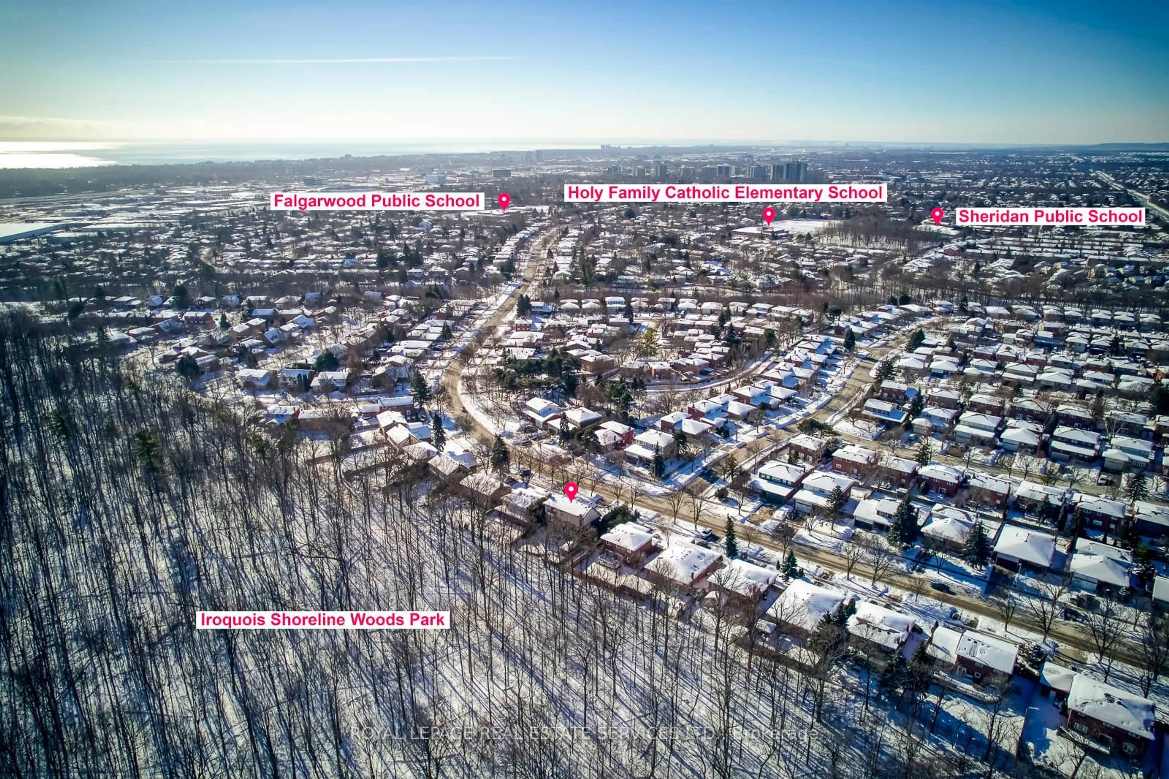 A pic from outside/outdoor area/front of a property/back of a property/a pic from drone, street for 1462 Grand Blvd, Oakville Ontario L6H 3E6