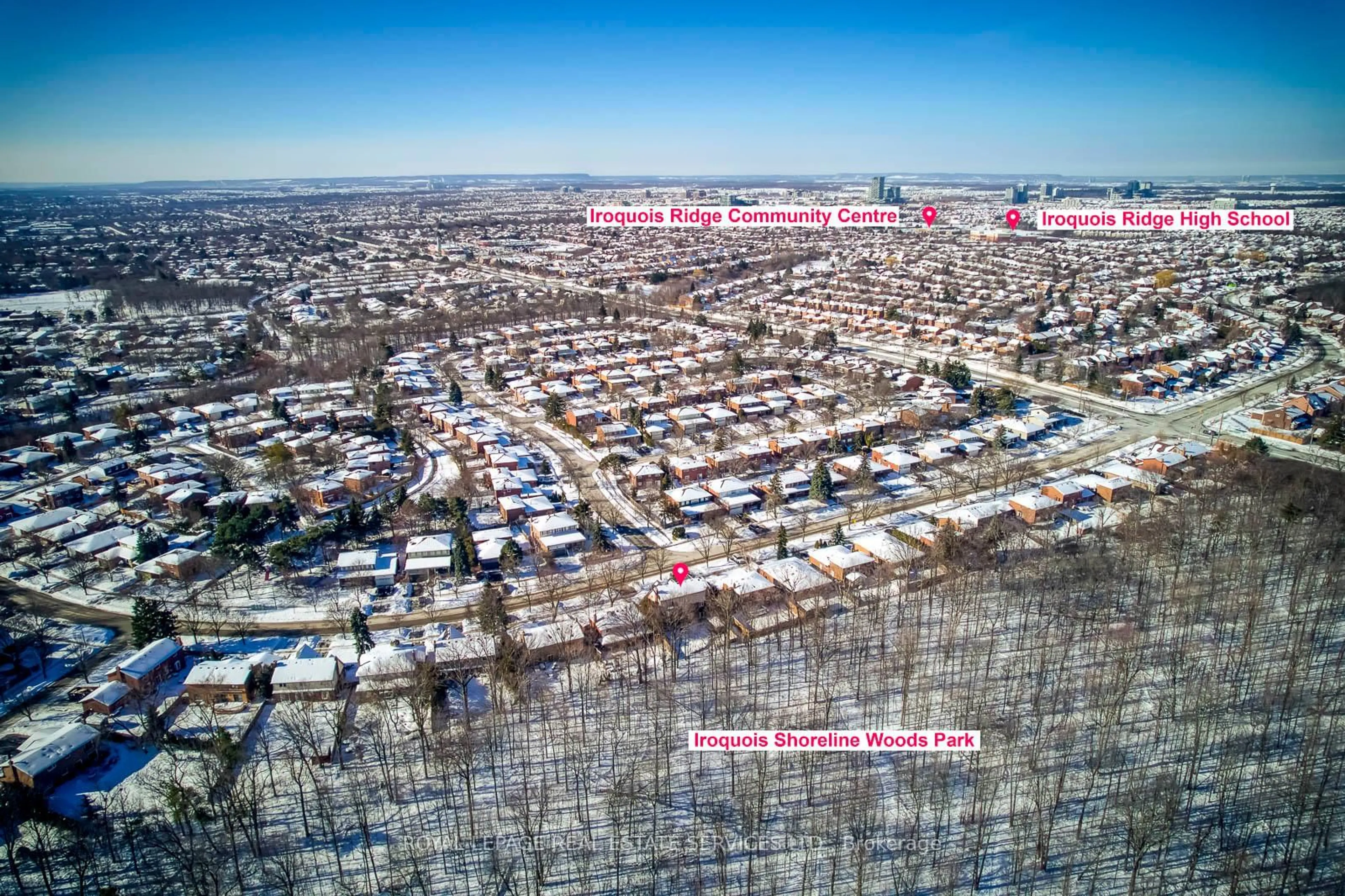A pic from outside/outdoor area/front of a property/back of a property/a pic from drone, street for 1462 Grand Blvd, Oakville Ontario L6H 3E6