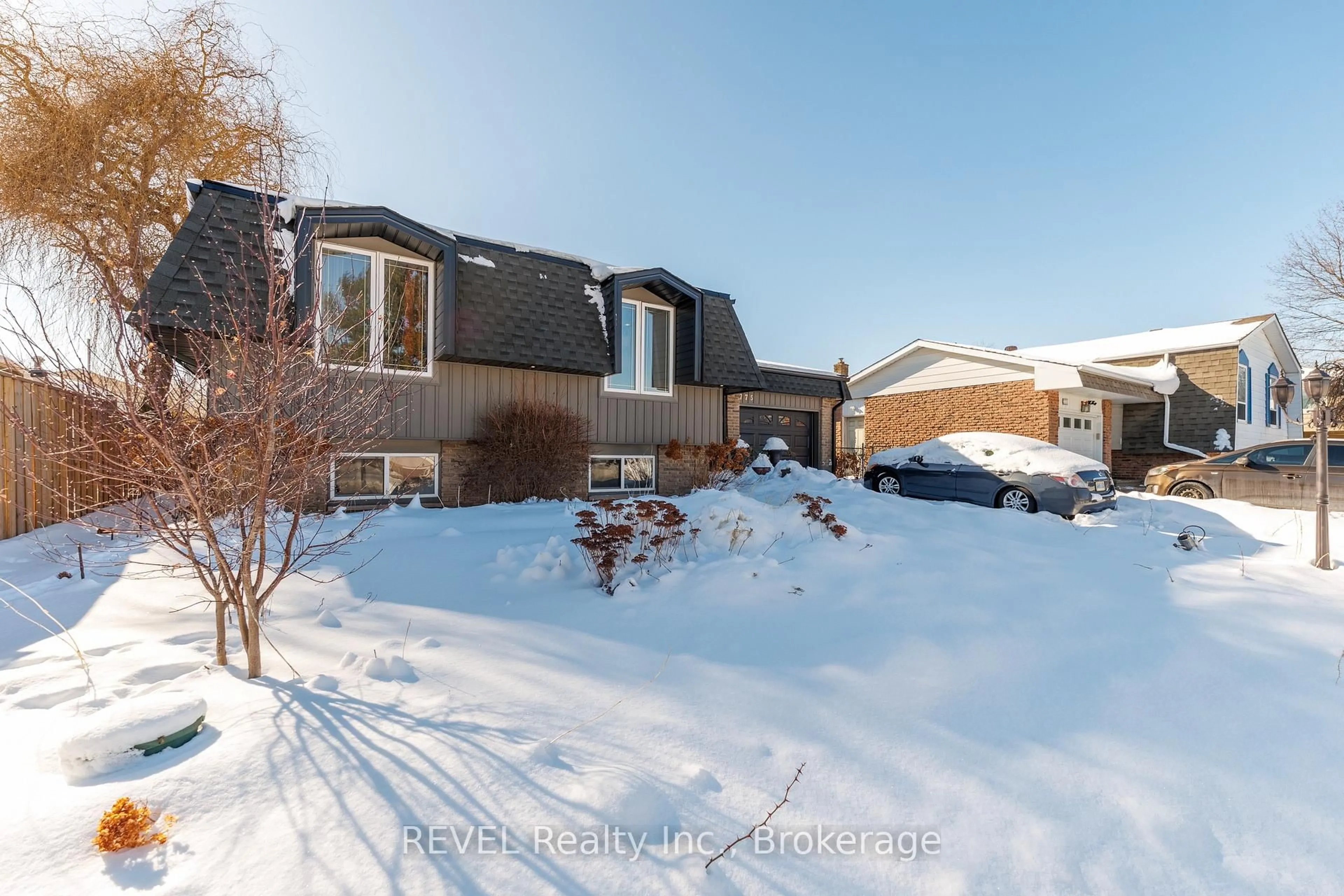 A pic from outside/outdoor area/front of a property/back of a property/a pic from drone, street for 775 Greg Dr, Burlington Ontario L7L 5G1