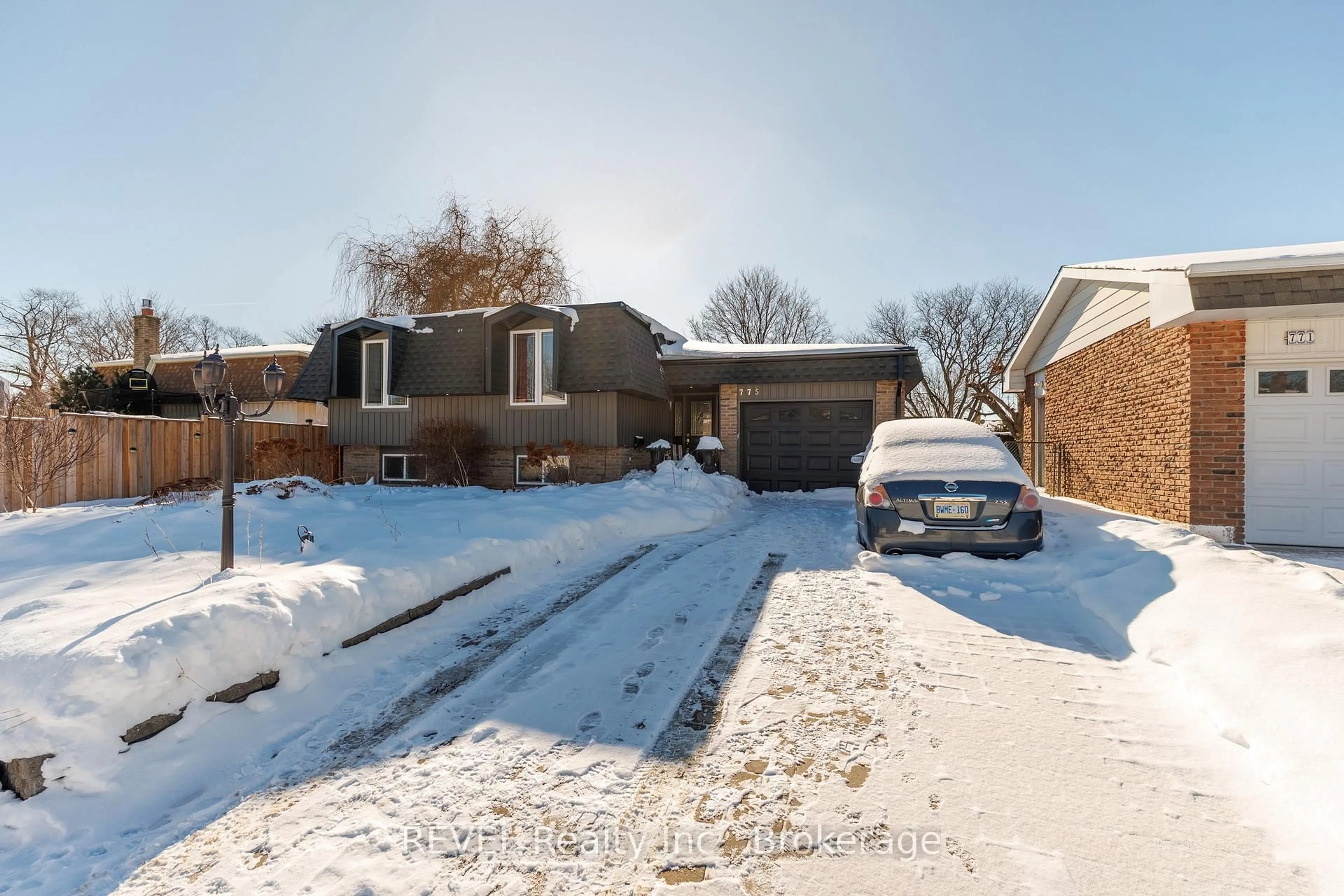 A pic from outside/outdoor area/front of a property/back of a property/a pic from drone, street for 775 Greg Dr, Burlington Ontario L7L 5G1