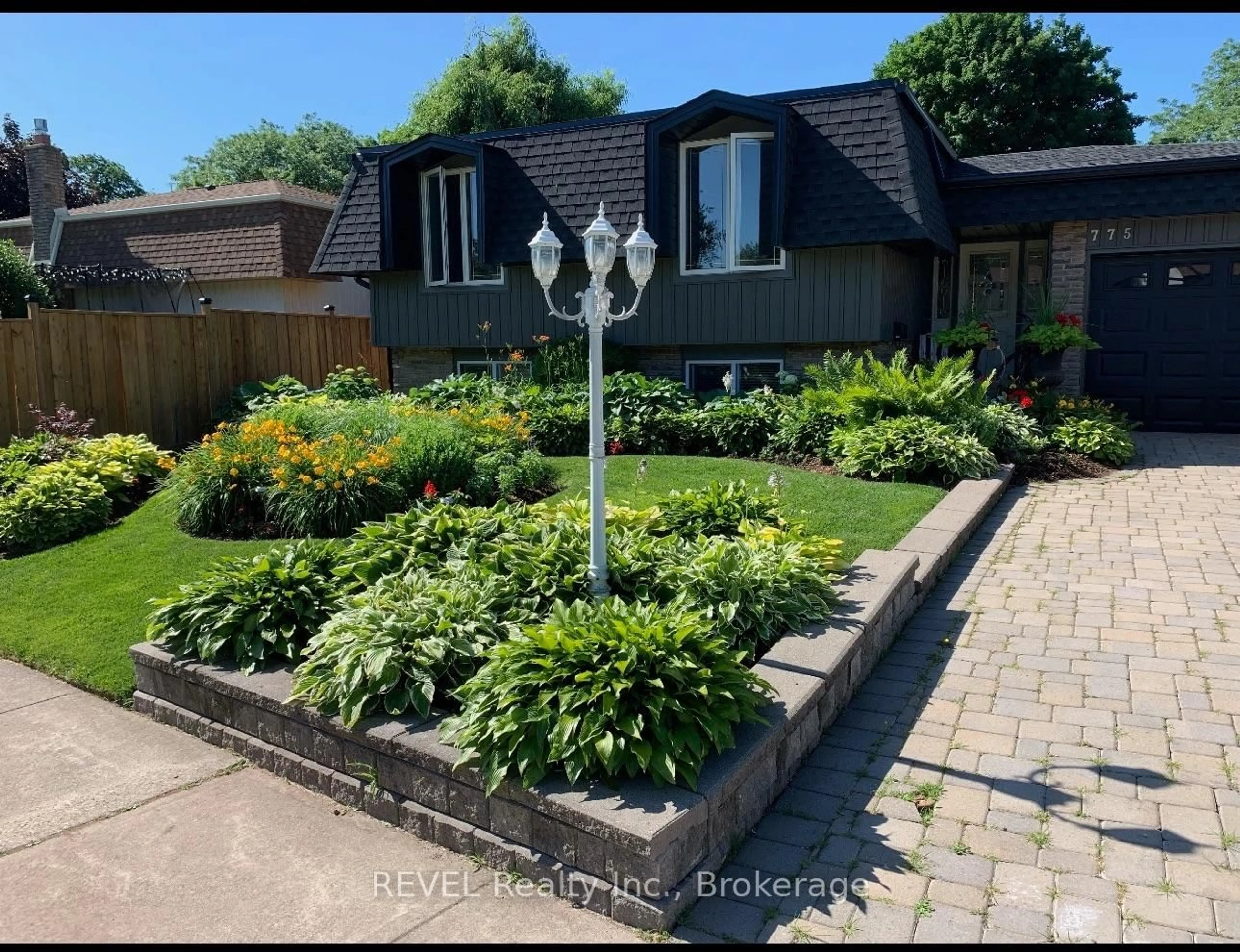 A pic from outside/outdoor area/front of a property/back of a property/a pic from drone, street for 775 Greg Dr, Burlington Ontario L7L 5G1