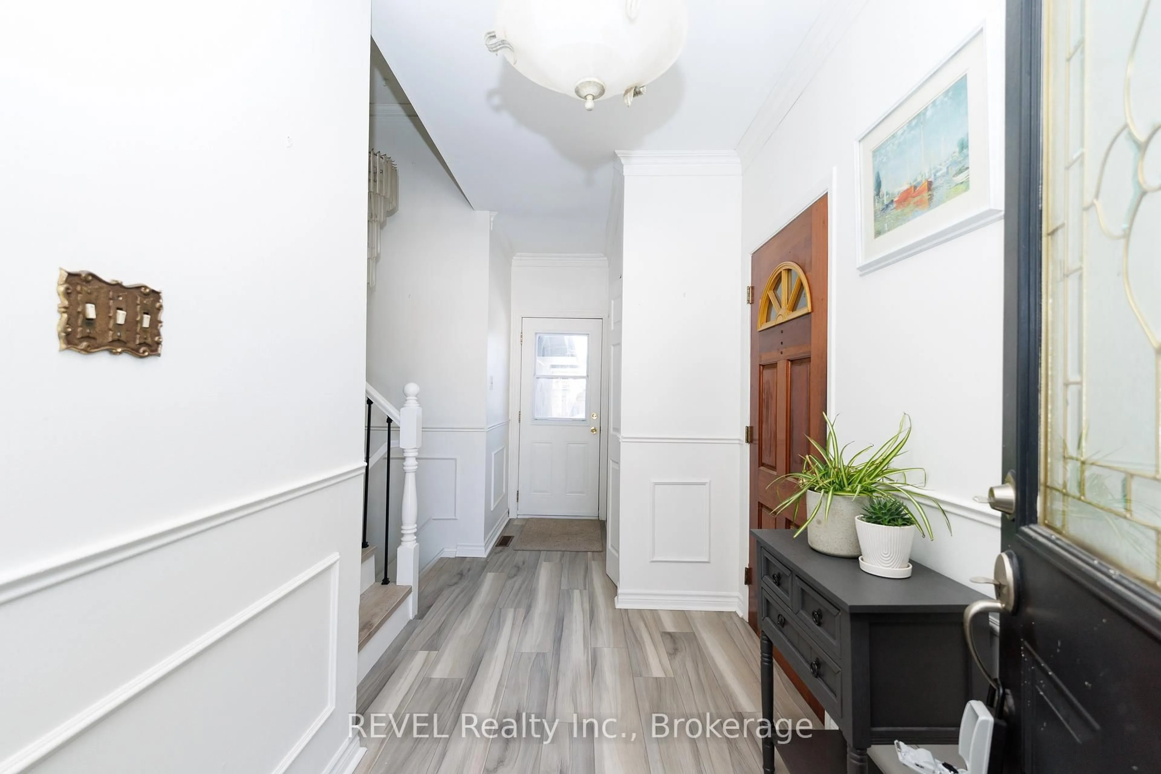 Indoor entryway for 775 Greg Dr, Burlington Ontario L7L 5G1