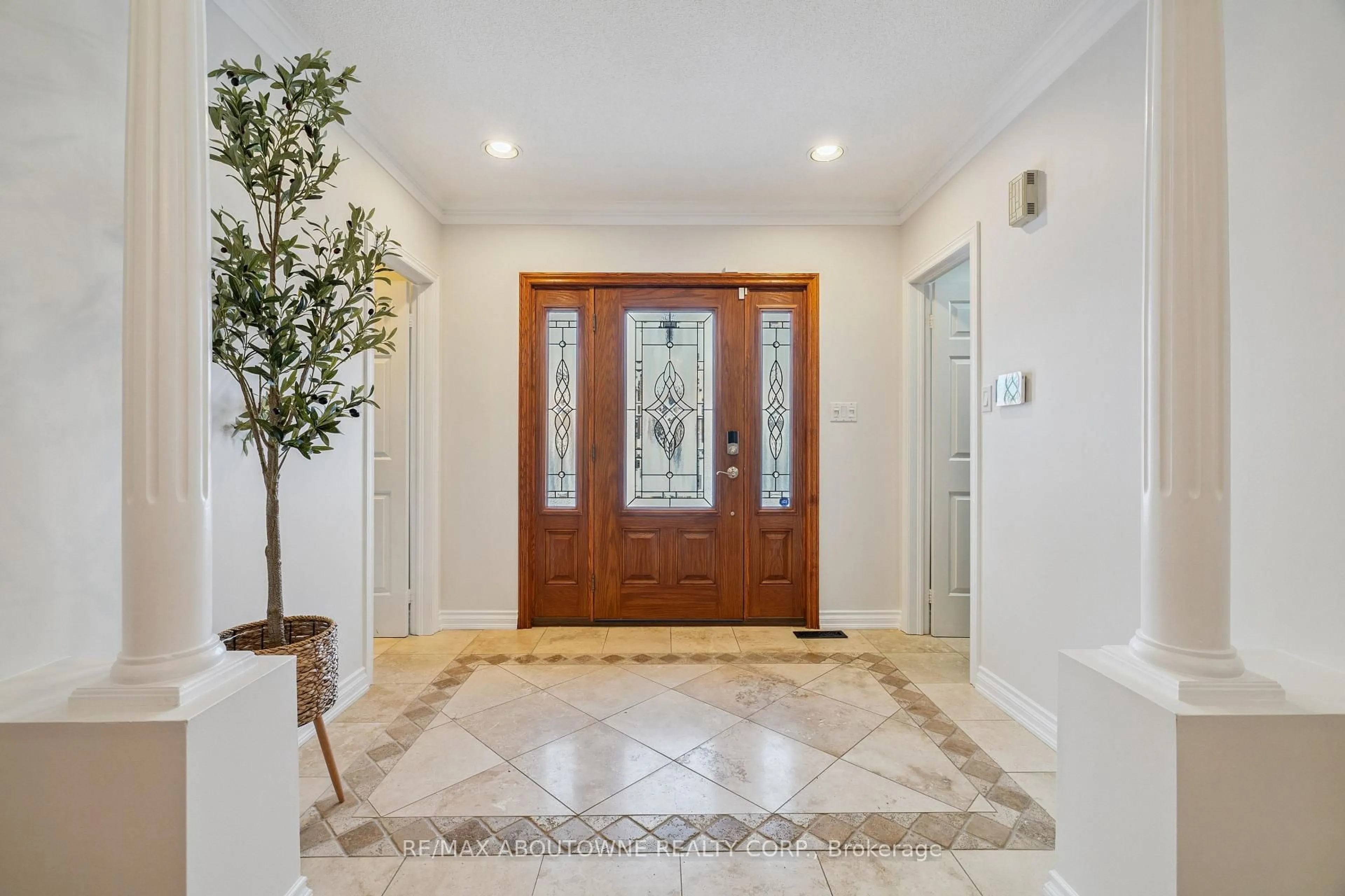 Indoor entryway for 1424 The Links Dr, Oakville Ontario L6M 2N9