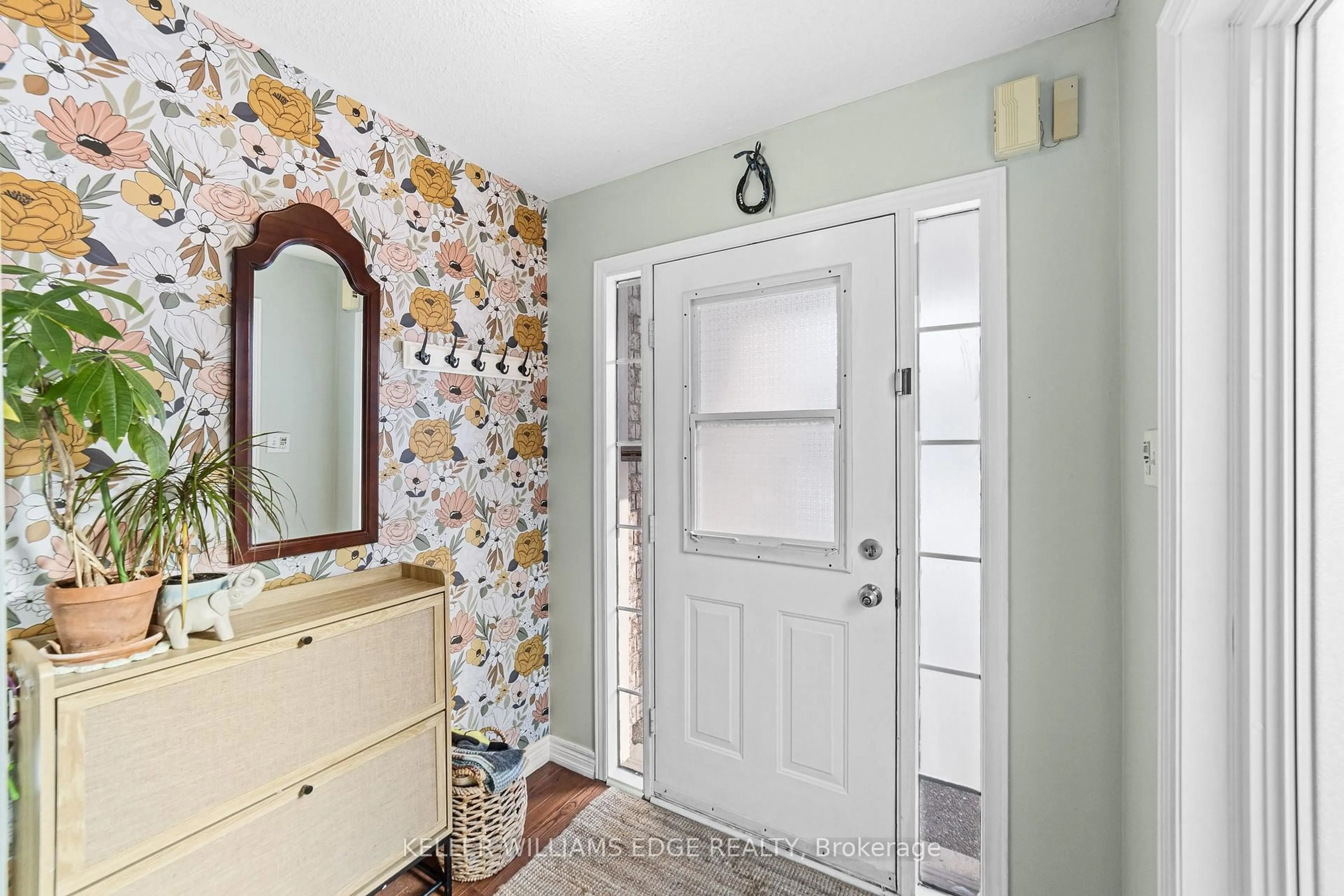 Indoor entryway for 4401 VALLENCE Dr, Burlington Ontario L7L 6J7