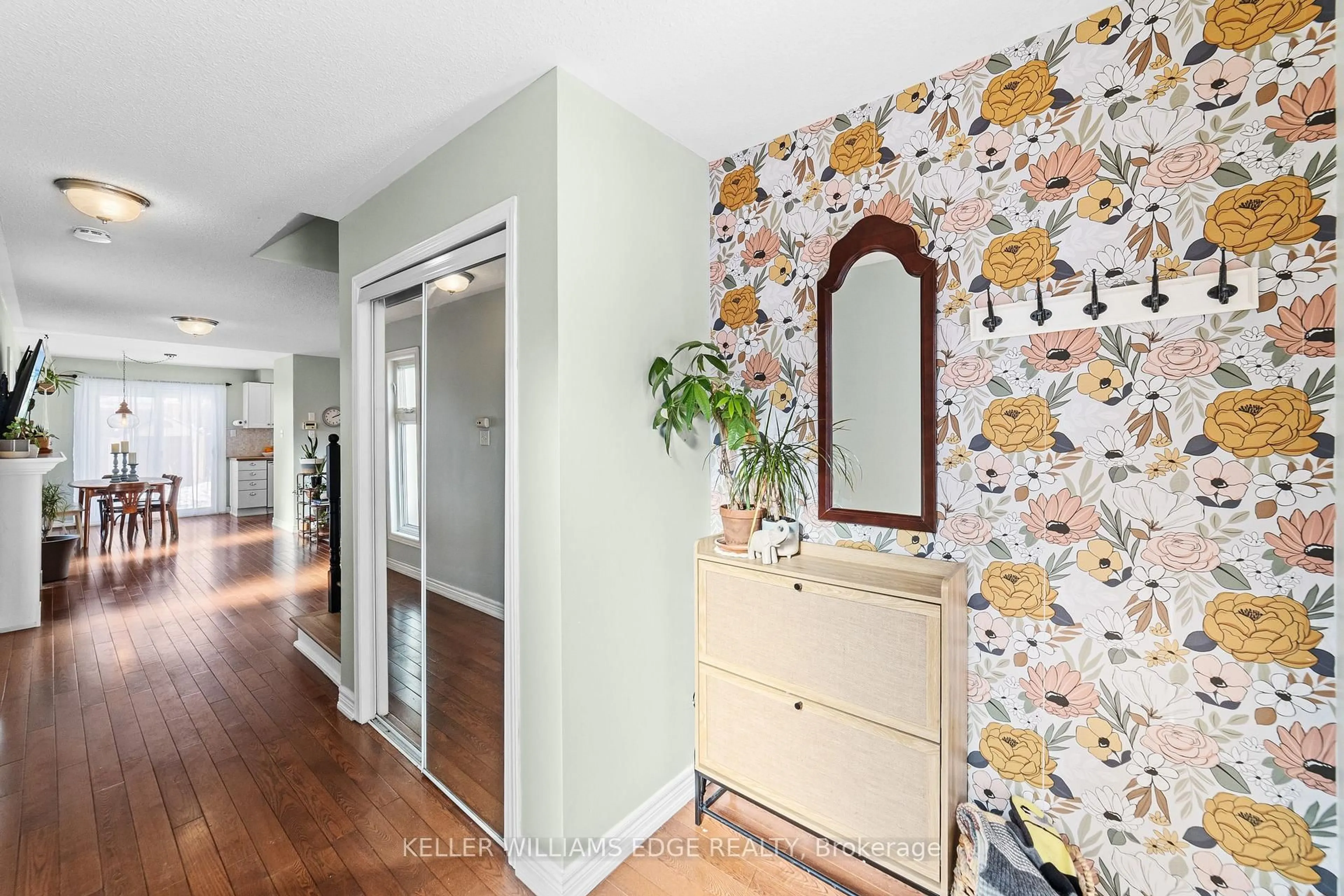 Indoor entryway for 4401 VALLENCE Dr, Burlington Ontario L7L 6J7