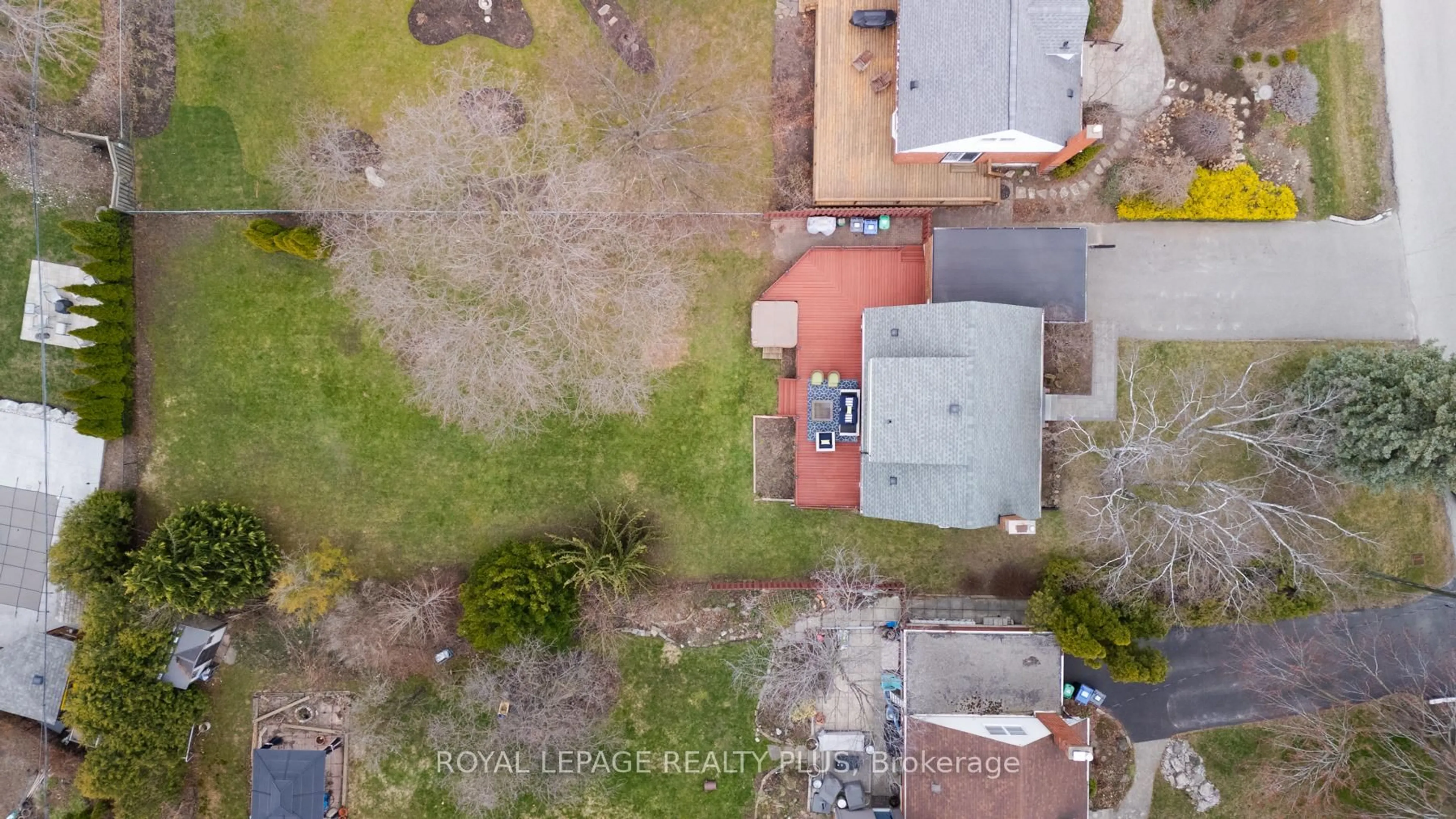 A pic from outside/outdoor area/front of a property/back of a property/a pic from drone, street for 2034 Harvest Dr, Mississauga Ontario L4Y 1T6