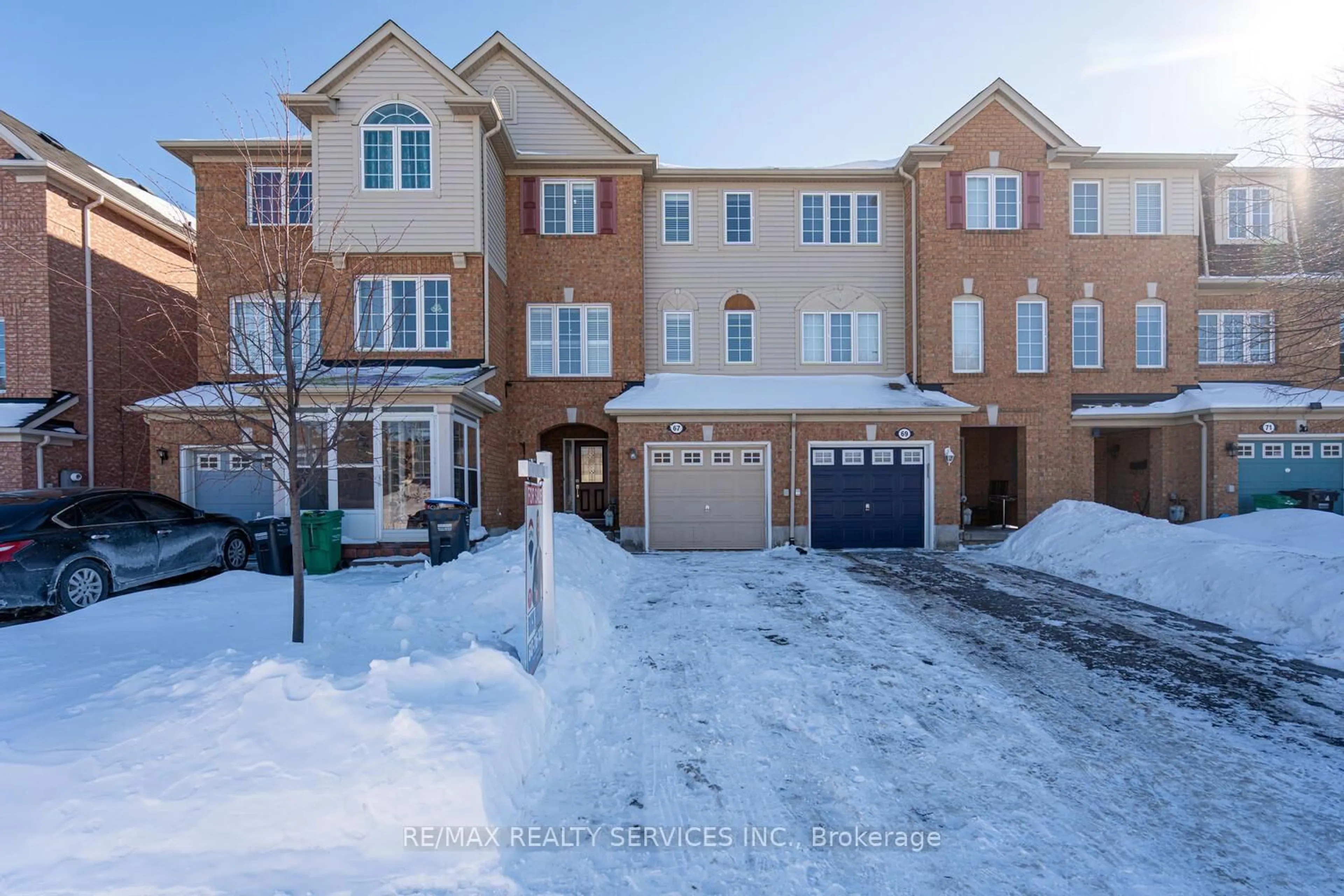 A pic from outside/outdoor area/front of a property/back of a property/a pic from drone, street for 67 Decker Hollow Circ, Brampton Ontario L6X 0L5